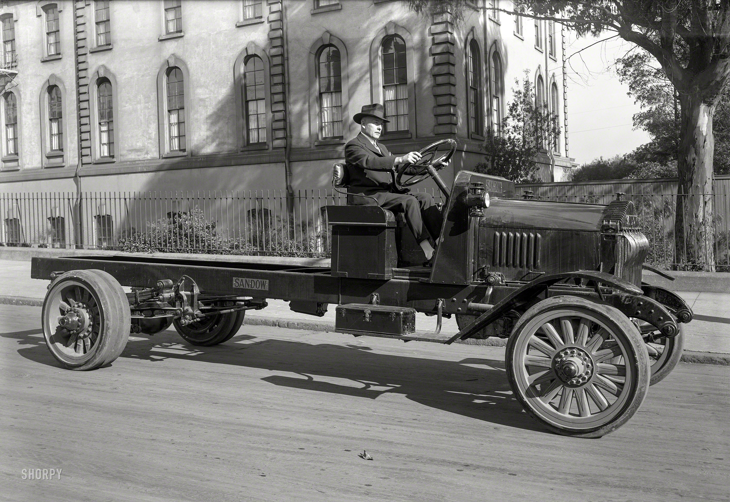 San Francisco circa 1919. "Sandow motor truck." Latest entry on the Shorpy List of Lapsed Lorries. 5x7 glass negative by Christopher Helin. View full size.