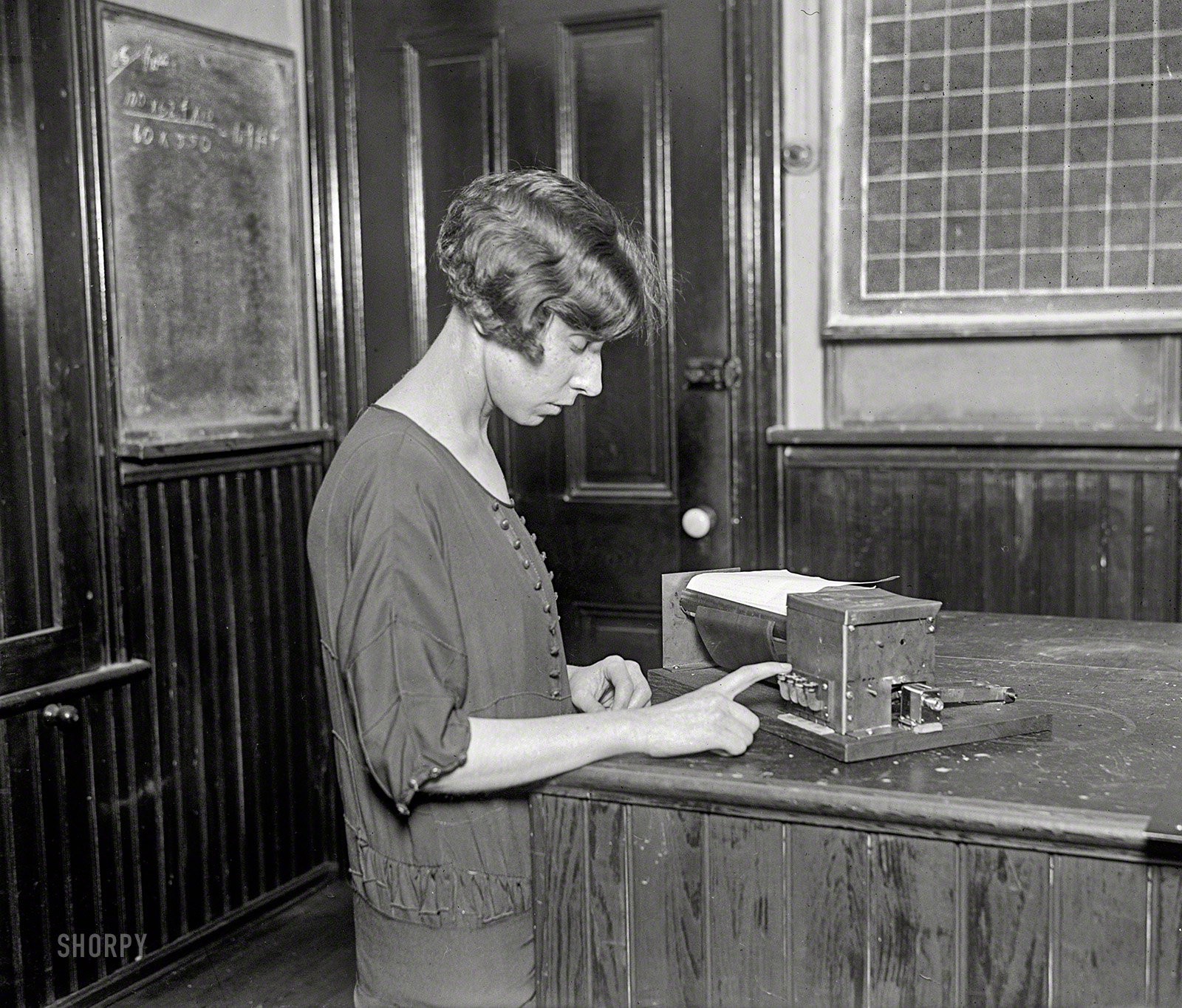 Washington, D.C., 1924. "Miss Davis." Demonstrating just how easy it is to work one of these things. National Photo Company glass negative. View full size.