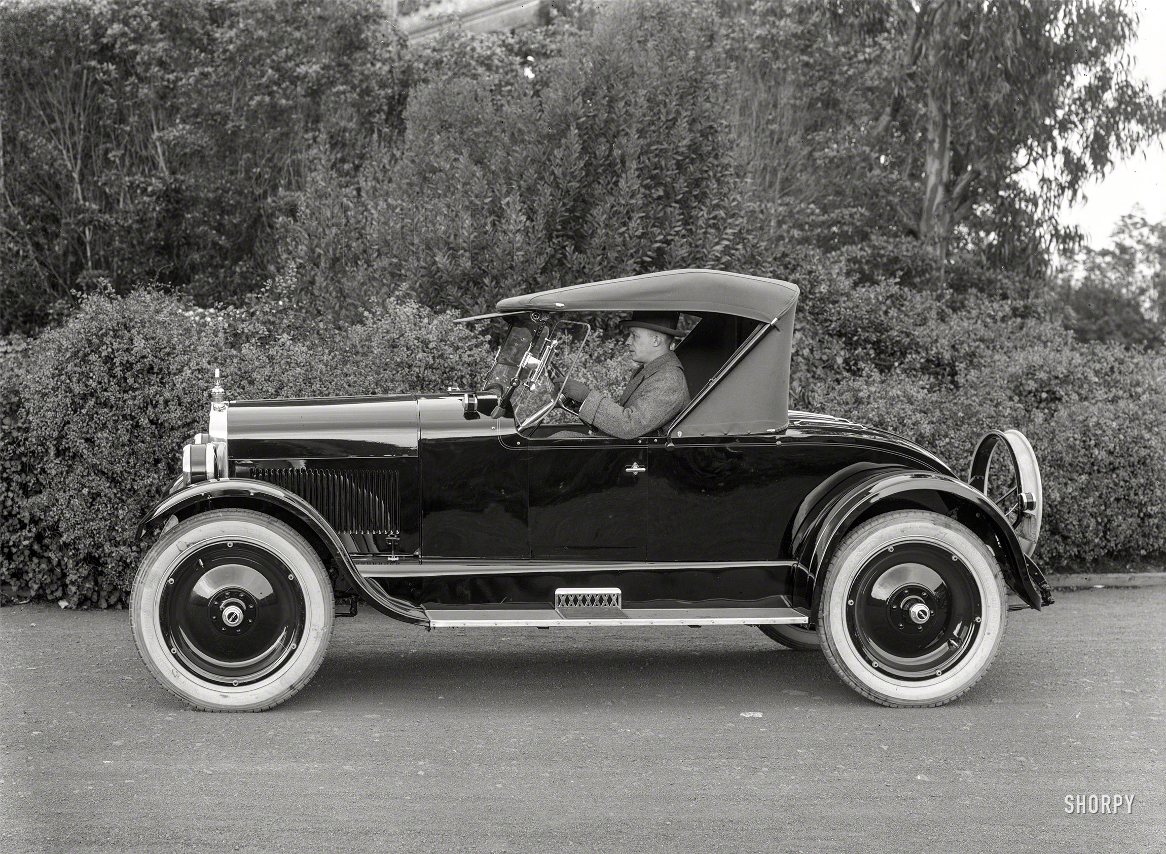 San Francisco circa 1922. "Oakland 6-44 roadster." Today's entry on the Shorpy Shortlist of Jaunty Jalopies. Glass negative by Christopher Helin. View full size.