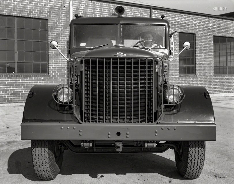 San Francisco, 1947. "International Harvester tractor, front view." Today's entry in the Shorpy Treasury of Triassic Trucks. 8x10 Ansco film negative. View full size.
