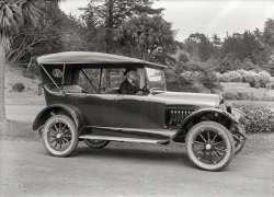 San Francisco circa 1916. "Velie Six touring car at Golden Gate Park." Filed under "V" in the Shorpy Abecedarium of Antiquated Automobiles. 5x7 glass negative by Christopher Helin. View full size.