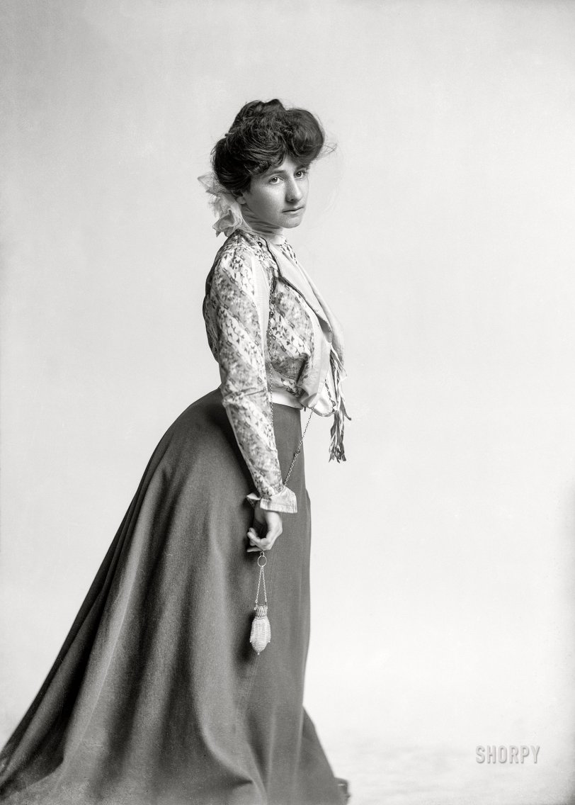 "Watts, Miss -- between February 1901 and December 1903." Portrait of a well-rounded ingenue. 5x7 glass negative from the C.M. Bell studio in Washington, D.C. View full size.
