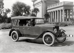 San Francisco's Golden Gate Park circa 1920. "King Model H 'Foursome' touring car at Spreckels Temple of Music." Today's entry in the Shorpy Abecedary of Esoteric Autos is the letter K. Or maybe H. 5x7 inch glass negative by Christopher Helin. View full size.
