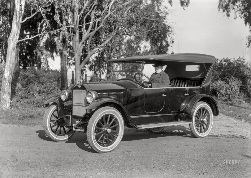 San Francisco, 1922. "Gardner touring car." Yet another Jazz Age marque that died with its sneakers on. 5x7 inch glass negative by Christopher Helin. View full size.
