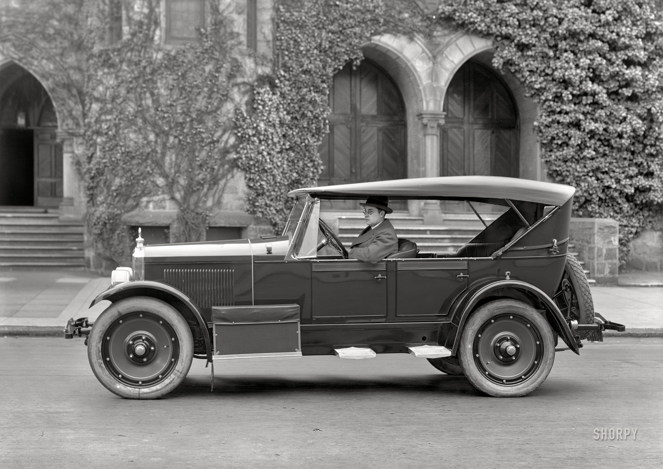 San Francisco, 1923. "Auburn 'Beauty-Six' Model 6-39 touring car at First Unitarian Church." Today's selection from the Shorpy Inventory of Idling Autos. 5x7 glass negative. View full size.