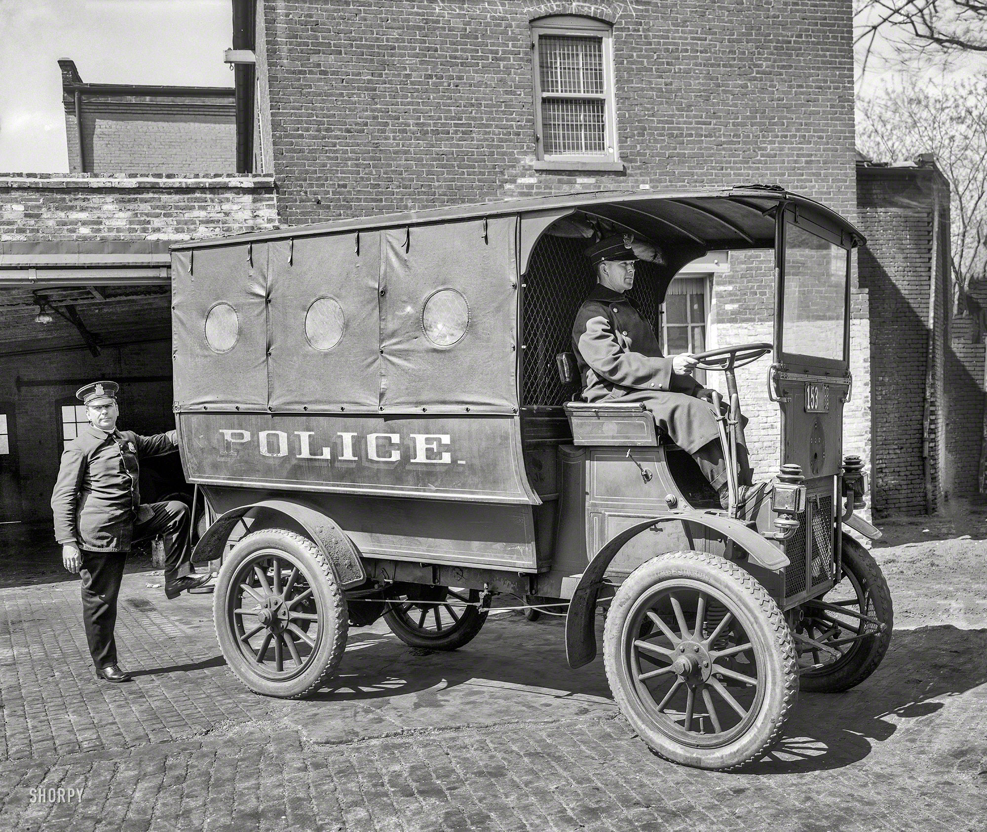 Washington, D.C., 1919. "Franklin Motor Car Co. police van." The latest in law enforcement. Harris & Ewing Collection glass negative. View full size.