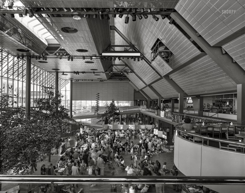Columbus, Indiana, 1973. "Commons Courthouse Center. Interior view of shopping mall atrium with trees, walkways and crowd. Architect: César Pelli, Victor Gruen Associates." View full size.
