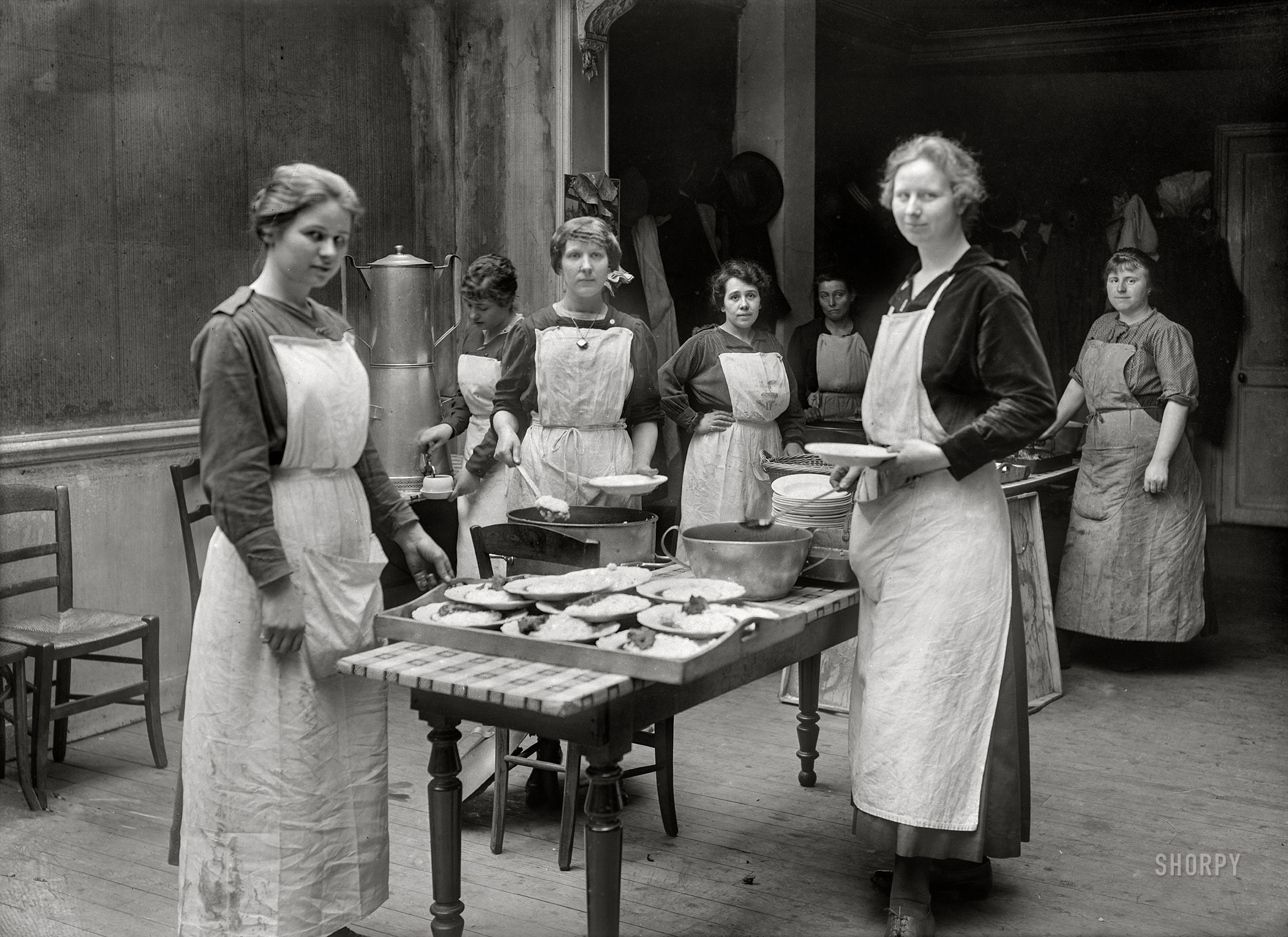 May 1918. Paris, France. "Kitchen of restaurant. American hostel for refugees -- Accueil Franco-Américain aux réfugiés Belges et Français. Supported by the American Red Cross." 5x7 inch glass negative, American National Red Cross Photograph Collection. View full size.