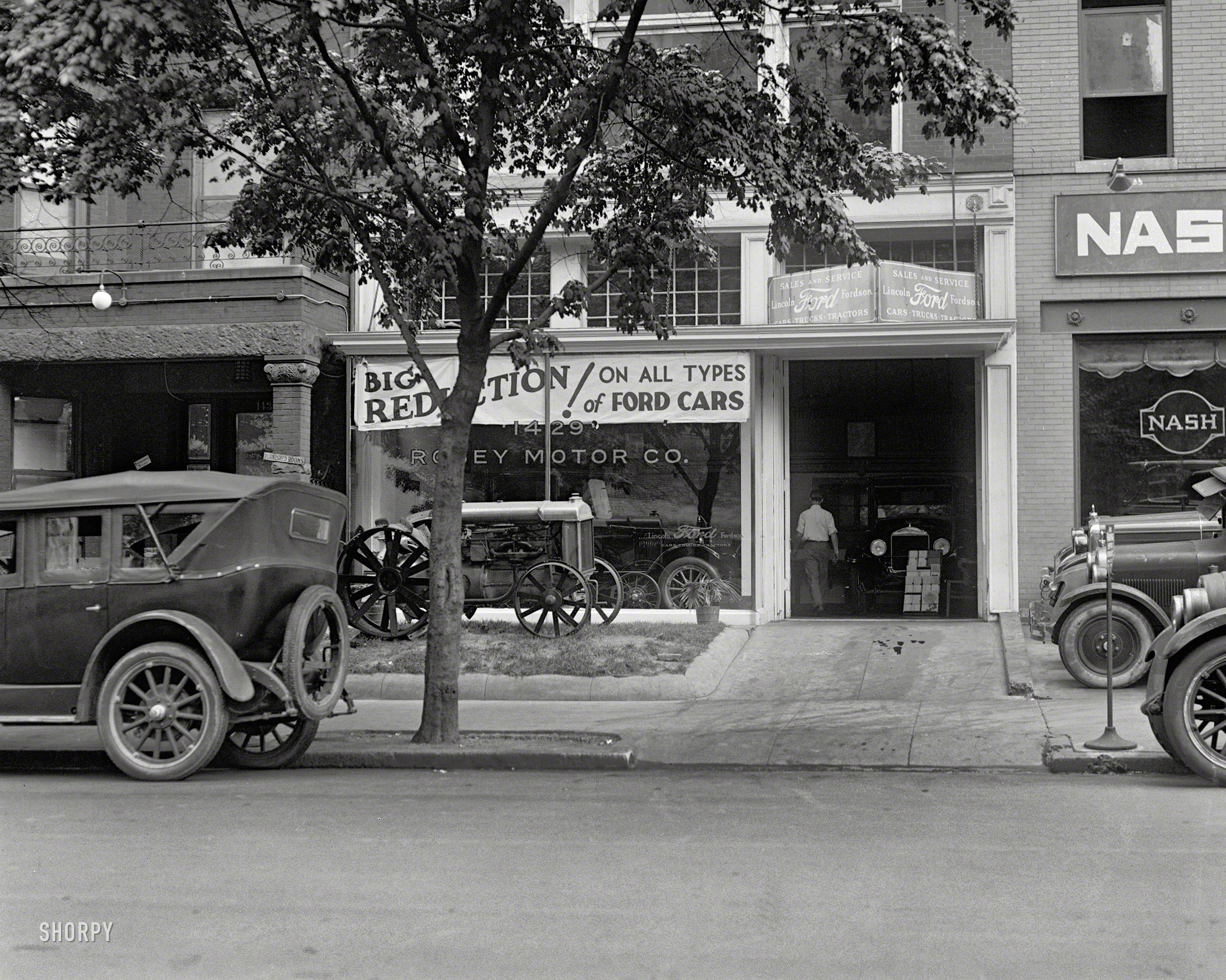 Washington, D.C., in 1926. "Robey Motor Co. -- 1429 L Street." As long as we're downtown, let's pick up a tractor. National Photo glass negative. View full size.