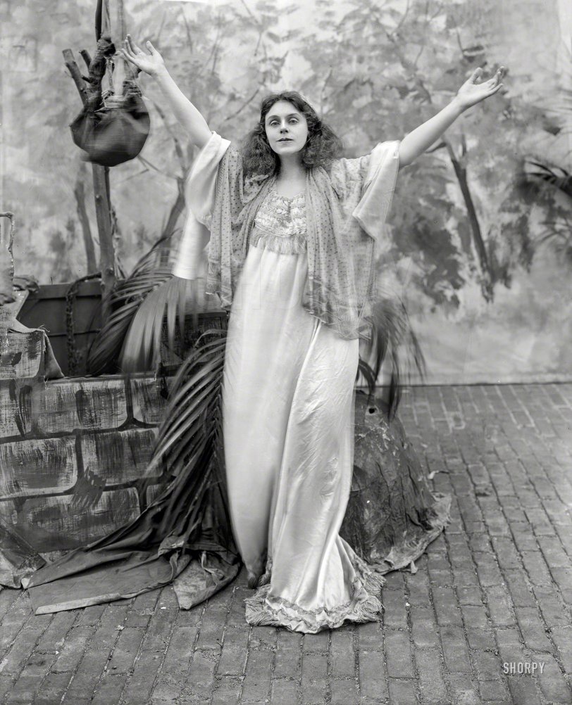 "Washington Dramatic Club -- About Thebes." One of the players in an Egyptian-themed charity benefit staged at the Belasco Theater in April 1909 for an audience including President and Mrs. Taft. 8x10 inch glass negative. View full size.
