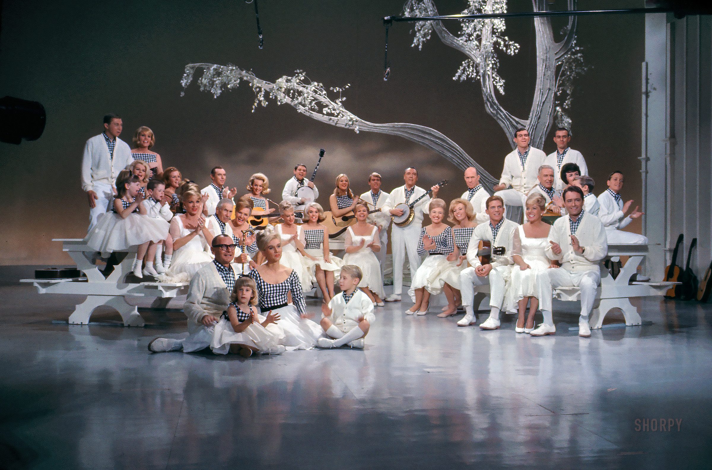 March 1965. "The King Family -- including the King Sisters, King Kiddies and King Cousins  -- with actor Robert Clarke and others on the set of the ABC-TV musical variety series The King Family." 35mm Kodachrome transparency by John Vachon for Look magazine. View full size.