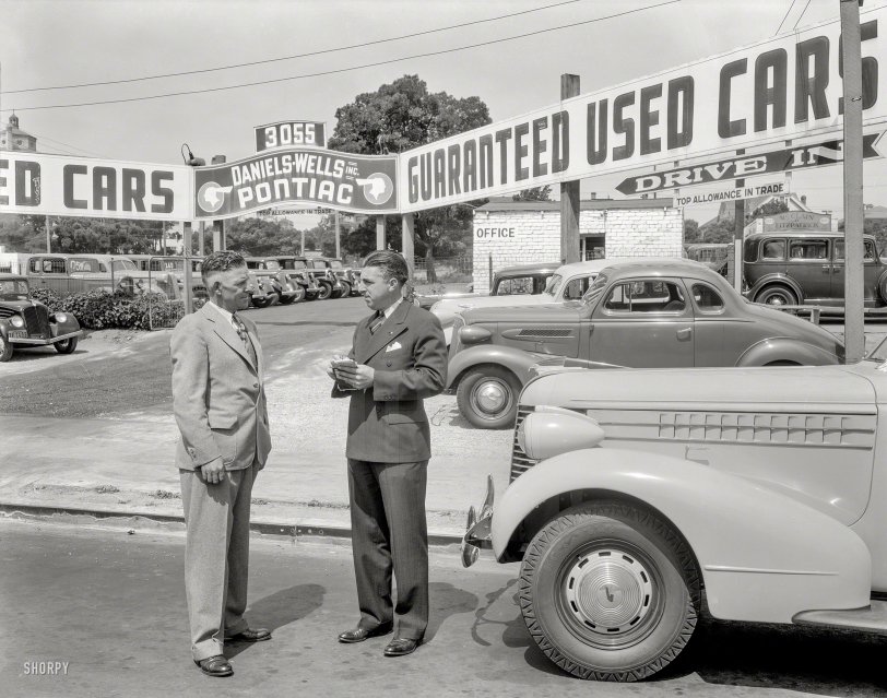 July 5, 1938. Oakland, Calif. "Daniels-Wells Pontiac, 3055 Broadway." For under $200, a number of bargains (and customers) to be had. View full size.
