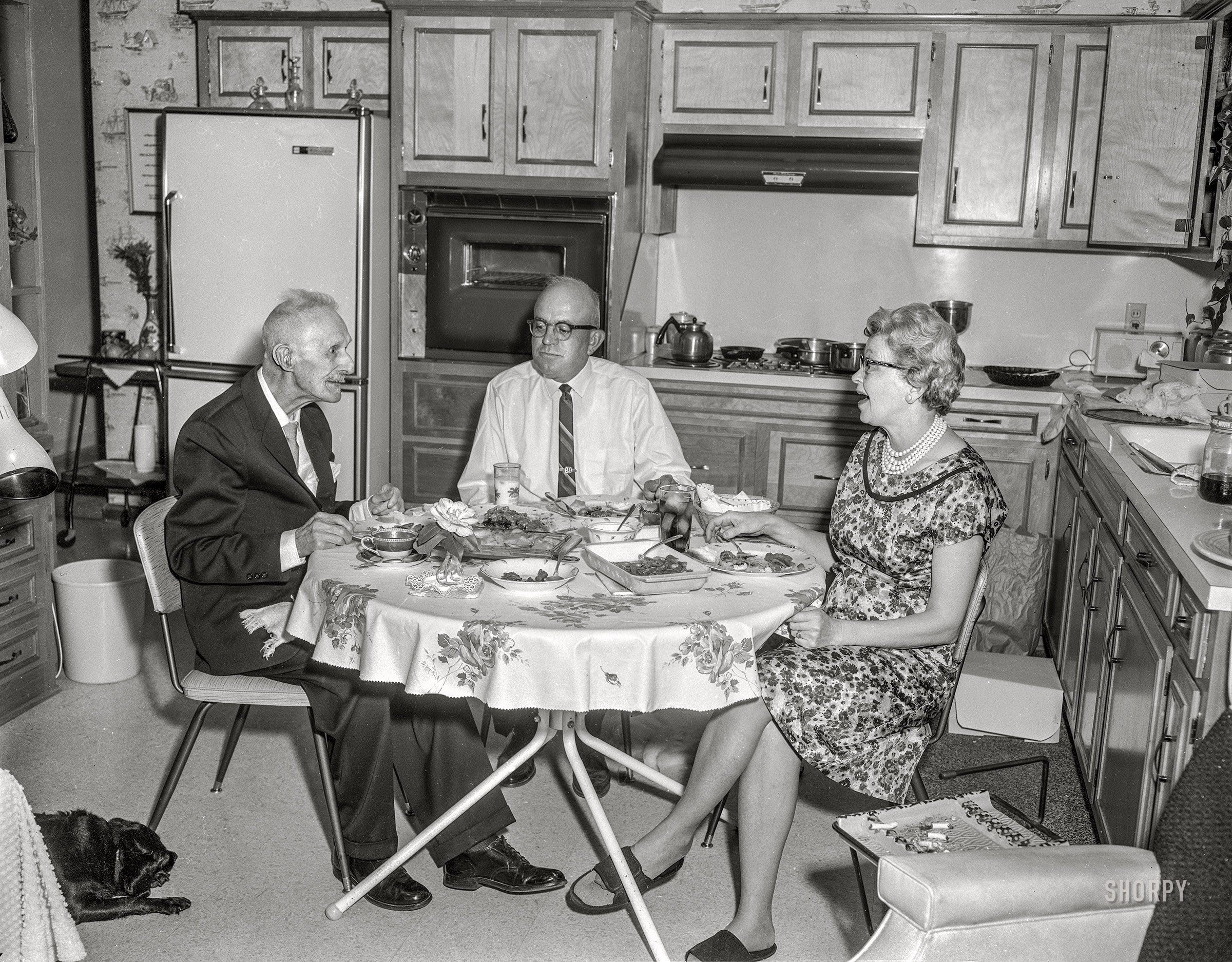 From sometime around 1968 comes this News Archive snapshot of a cozy kitchen dinner. Raise your hand if you see family here. 4x5 inch acetate negative. View full size.