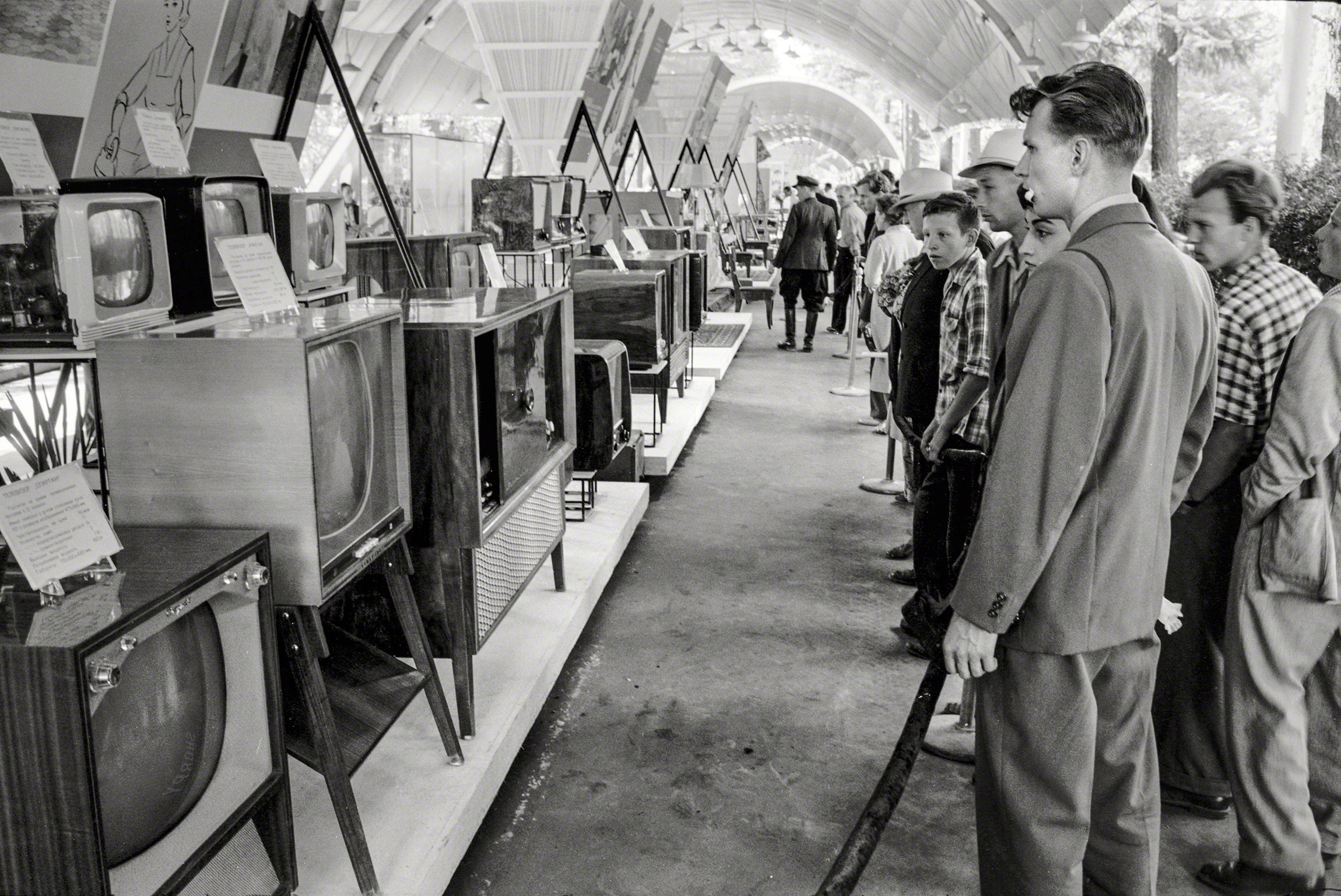 August 5, 1959. "Russians looking at television sets and radios at the USSR Exhibition in Sokolniki Park, Moscow, next to the American National Exhibition." U.S. News & World Report Magazine Photograph Collection. View full size.