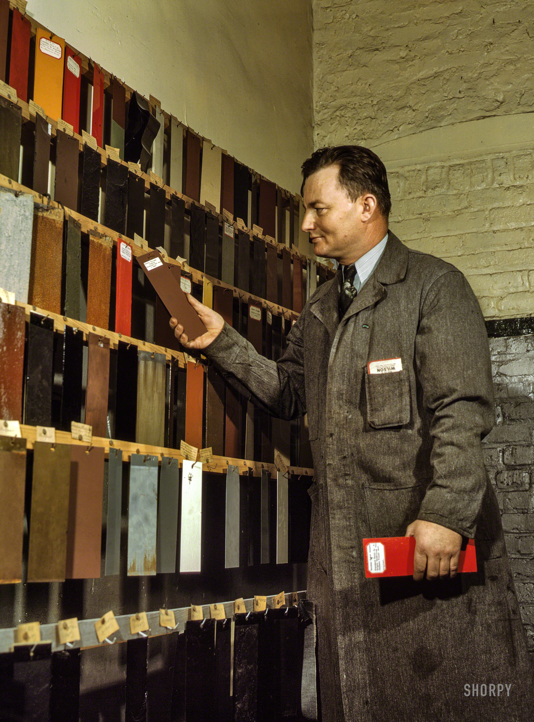 December 1942. "Research laboratory worker at the Chicago & North Western's 40th Street yard, examining paint samples used on freight cars and coaches of the railroad." Paint your wagon, or color-coordinate your caboose. Kodachrome transparency by Jack Delano for the Office of War Information. View full size.