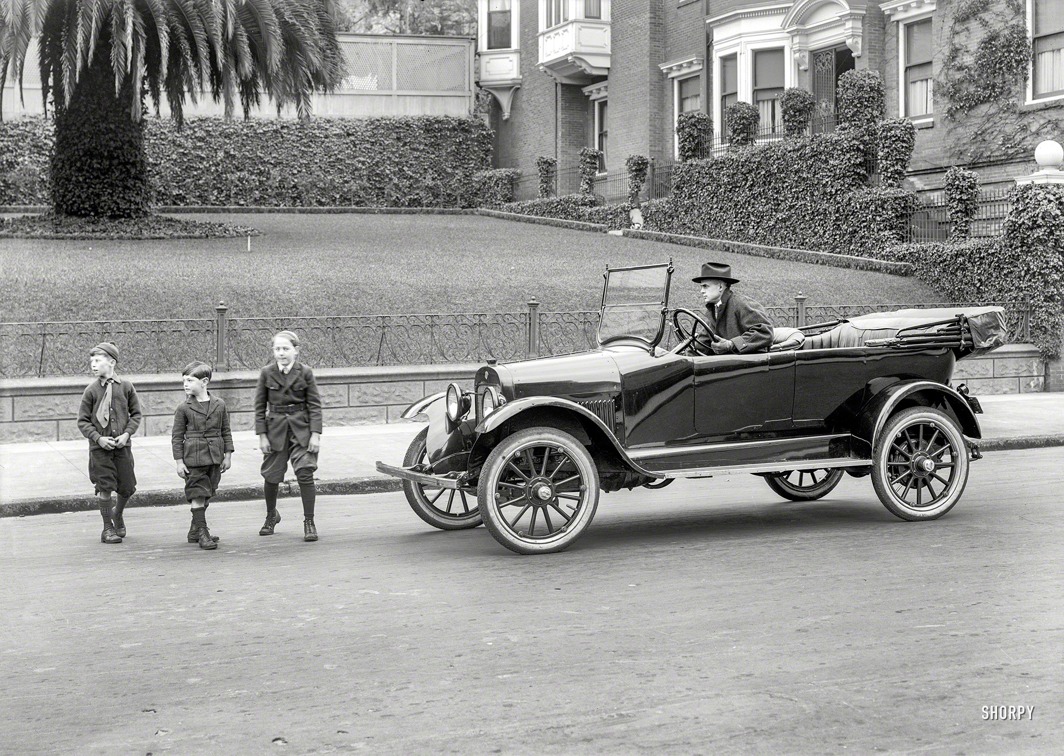 No caption survives for this view of a circa 1920 Maxwell, but we would guess it had something to do with the car's excellent brakes, or maybe its triple-strength spring-steel bumper. 5x7 glass negative by Christopher Helin. View full size.