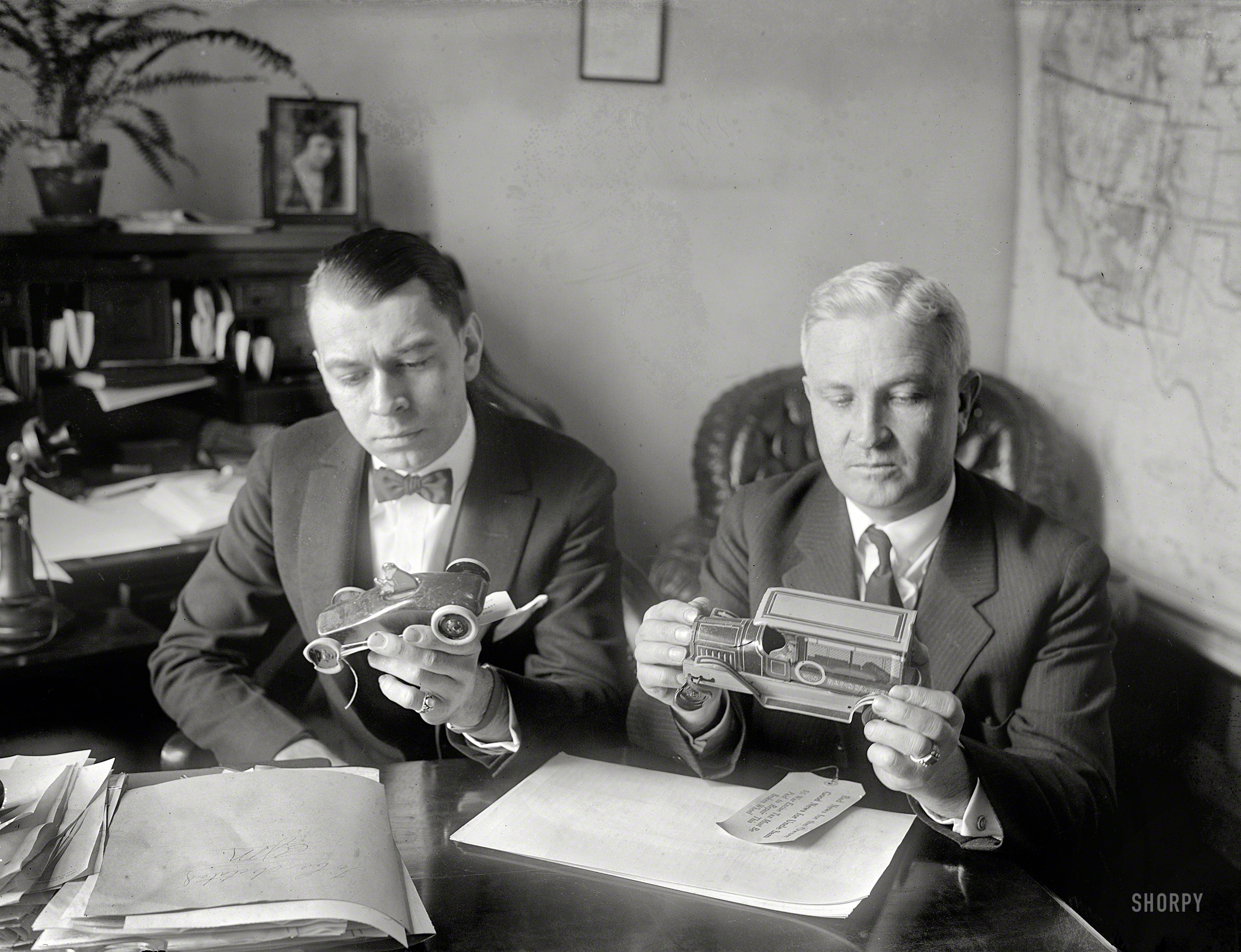 February 21, 1924. Washington, D.C. "McLeod & Robt. M. Clancy." So what's going on here? National Photo Company Collection glass negative. View full size.