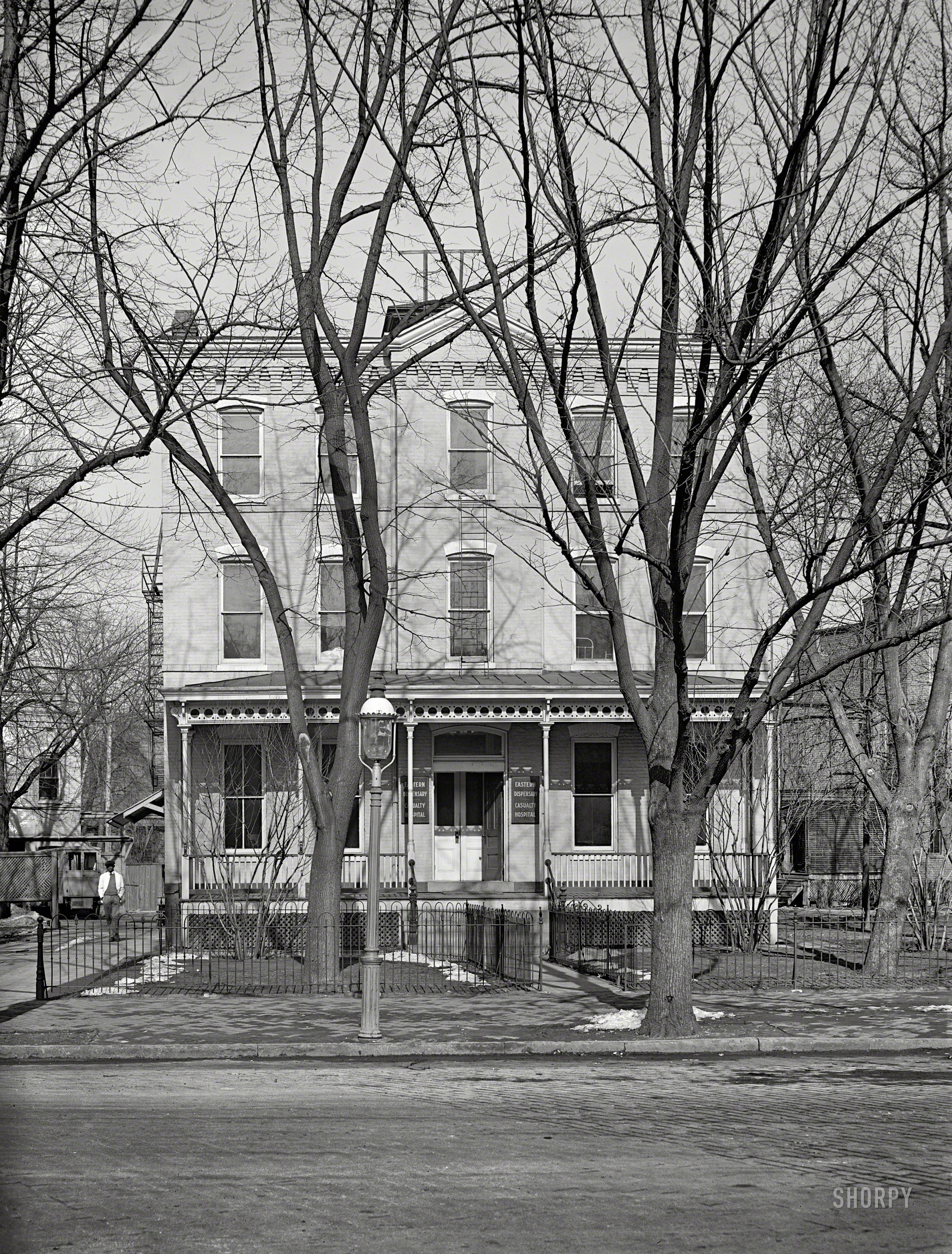 Washington, D.C., circa 1926. "Eastern Dispensary, Casualty Hospital." Where they'll fix you up good as new. National Photo Co. glass negative. View full size.