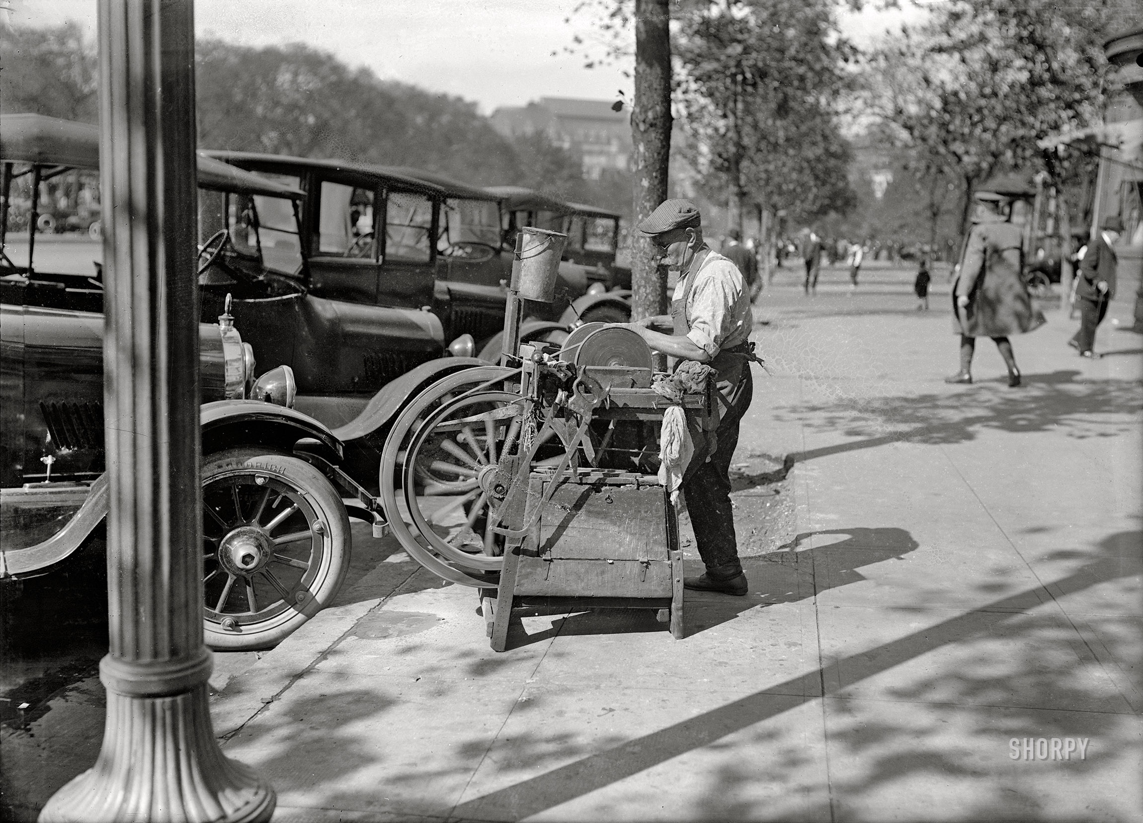Washington, D.C., circa 1919. "Street knife grinder." 5x7 inch glass negative. View full size.