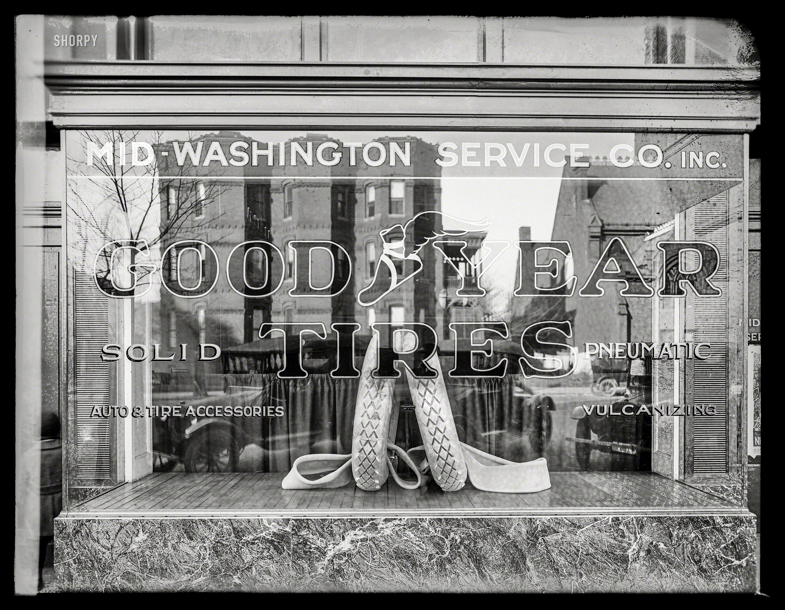Washington, D.C., circa 1920. "Mid-Washington Service Co., 14th Street N.W." National Photo Company Collection glass negative. View full size.
