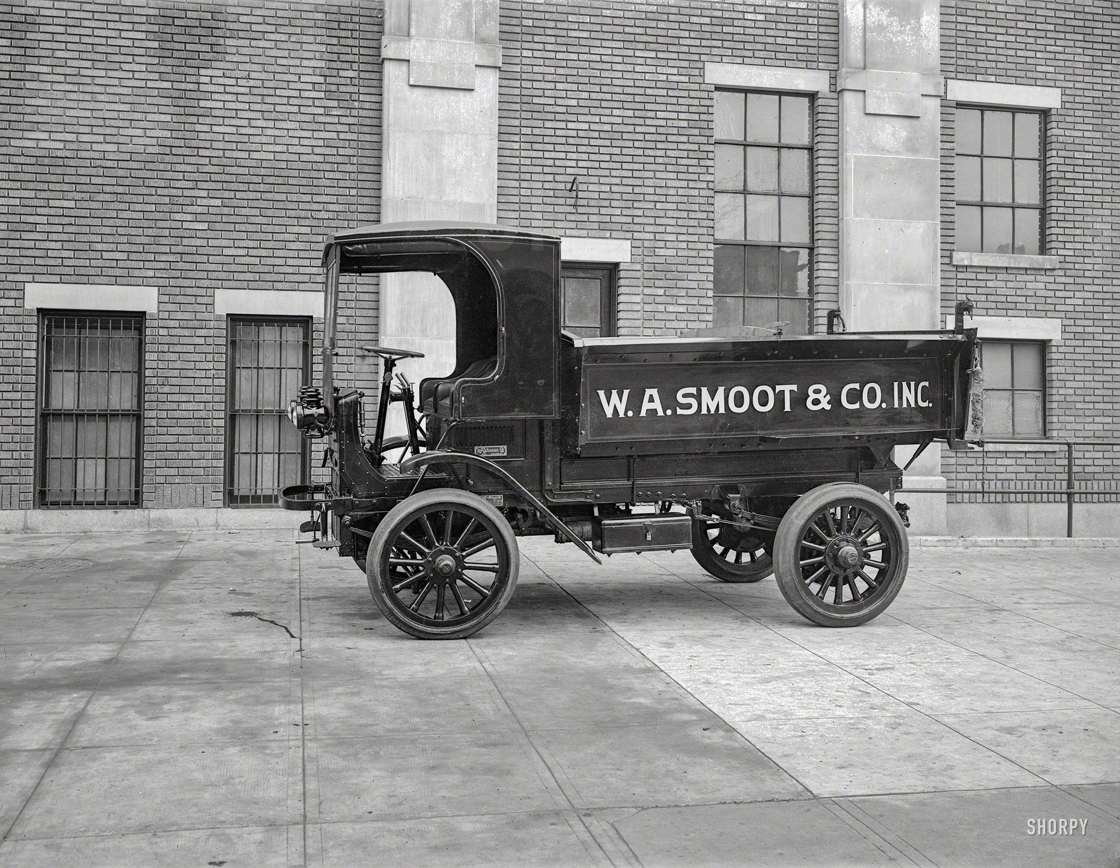 Washington, D.C., circa 1920. "Autocar truck -- W.A. Smoot & Co." Latest entry in the Shorpy Index of Antiquated Conveyances. National Photo. View full size.