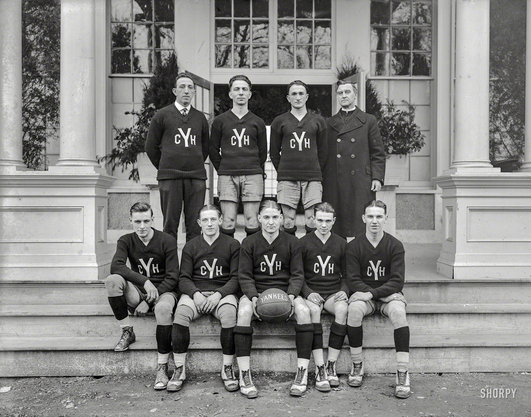 Washington, D.C., 1920. "Congress Heights Yankees basketball team." Which in a few years would become an industrial squad fielded by the Palace Laundry. National Photo Company Collection glass negative. View full size.