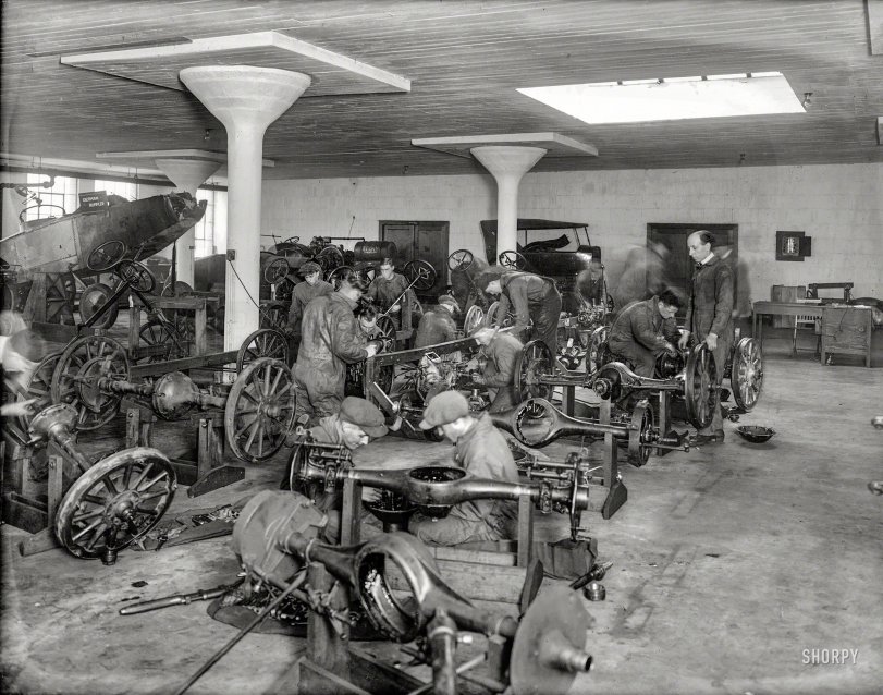 Washington, D.C., circa 1921. "Auto School." Where they're having a pop quiz on axles. National Photo Company Collection glass negative. View full size.
