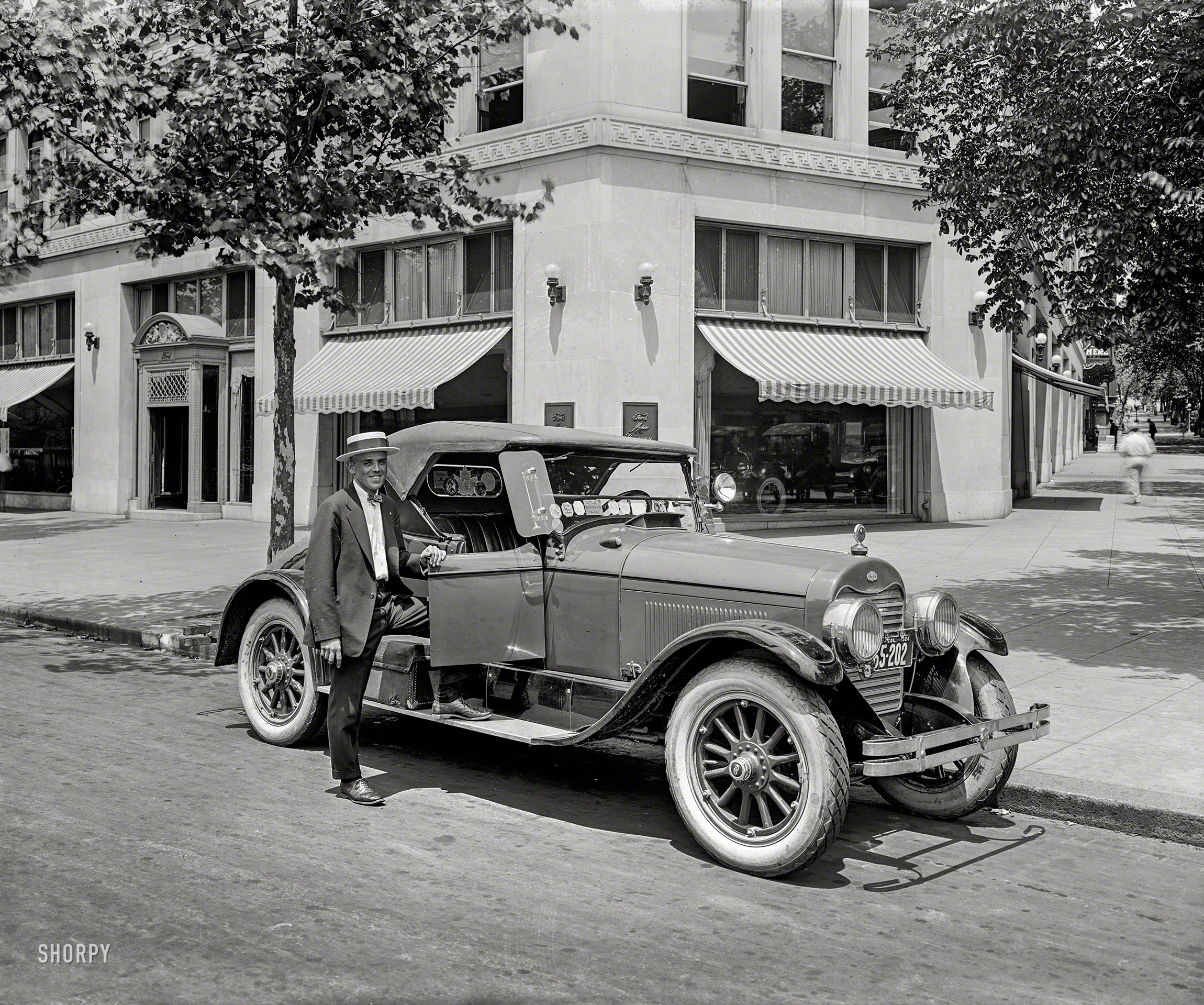Washington, D.C., 1924. "Lincoln roadster at Ford Motor  Building, Pennsylvania Avenue." 8x10 glass negative, National Photo Company. View full size.