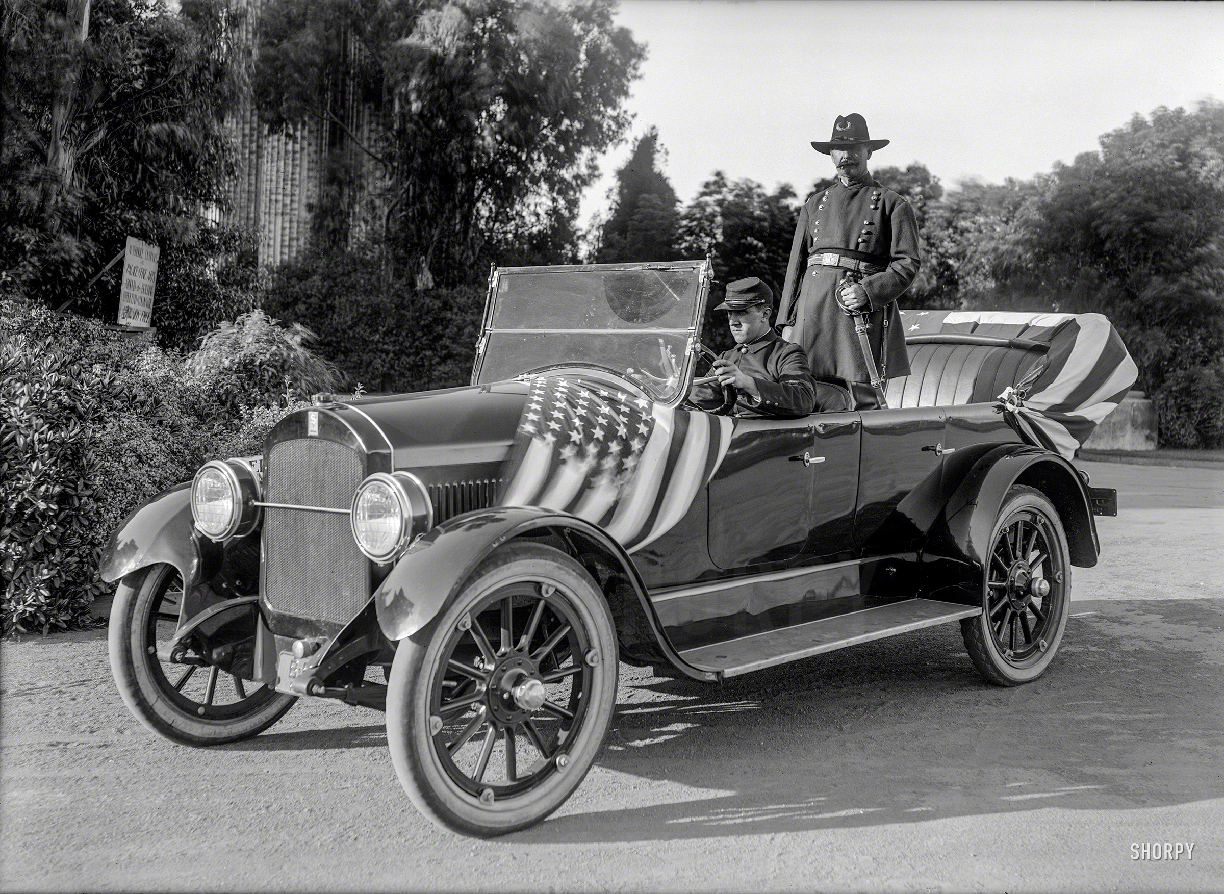 San Francisco circa 1921. "Sheridan touring car at Palace of Fine Arts." A product of the Sheridan Motor Car Co. of Muncie, Indiana, one of the more obscure entries in the Shorpy Catalog of Discontinued Conveyances. And evidently the buggy of choice for Civil War reenactors. Glass negative by Chris Helin. View full size.