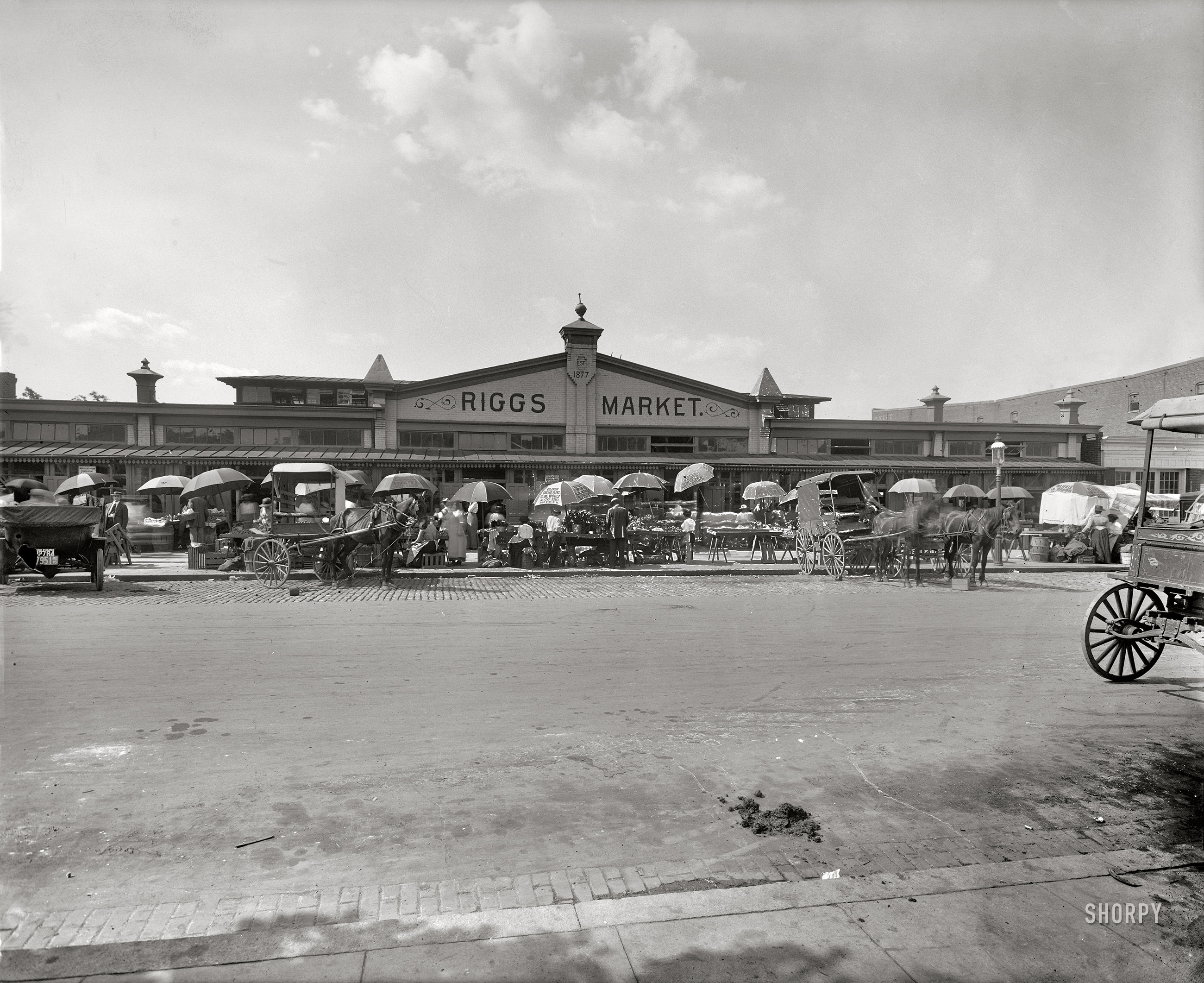 Washington, D.C., 1915. "Riggs Market." On P Street N.W. between 14th and 15th since 1877, it closed in December 1945 to make way for an automobile showroom, according to the Washington Post. 8x10 inch glass negative, National Photo Company Collection. View full size.