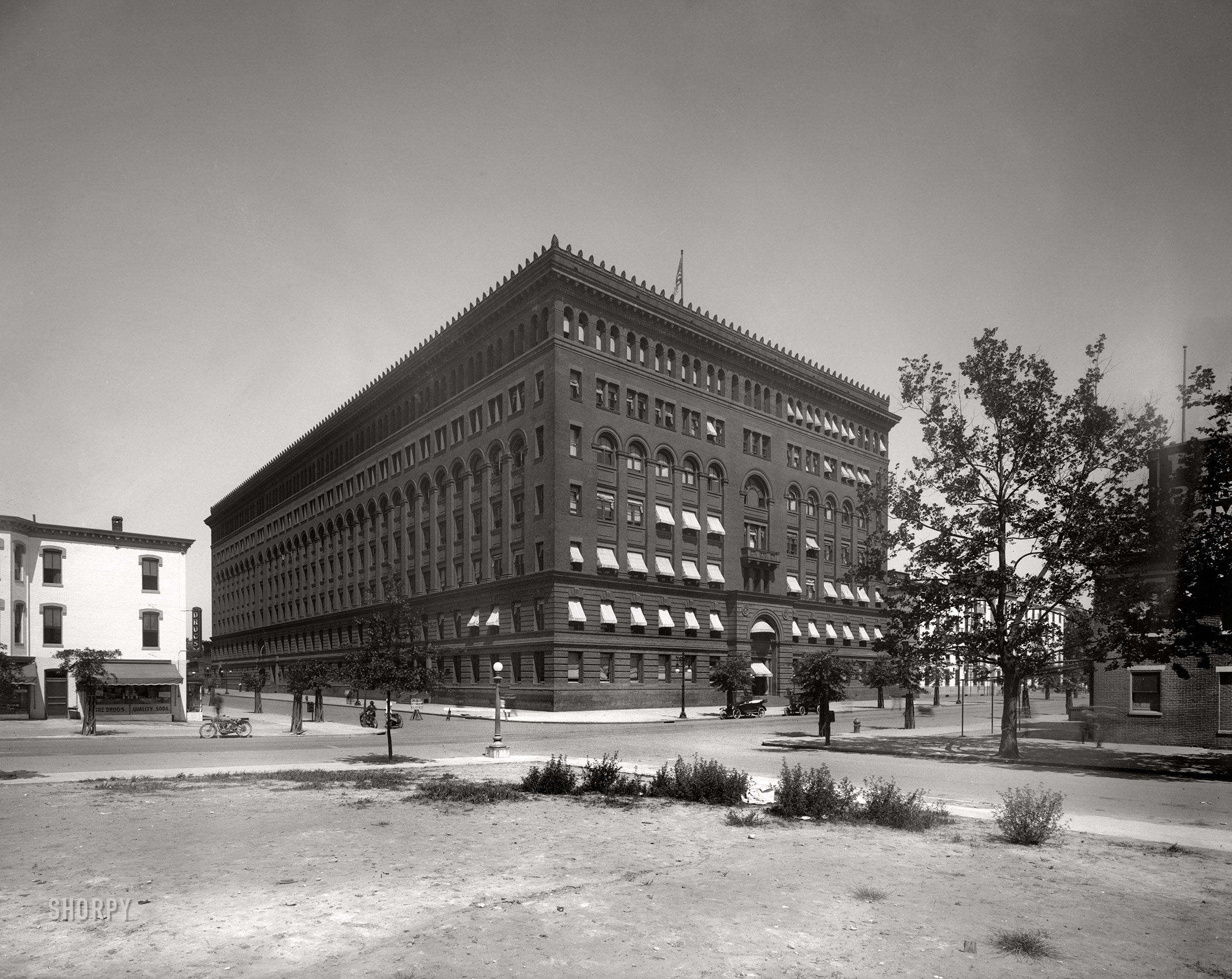 Washington, D.C., circa 1920. "Government Printing Office, H and North Capitol Streets N.W." Affectionately known as "The Swamp." National Photo Co. glass negative. View full size.