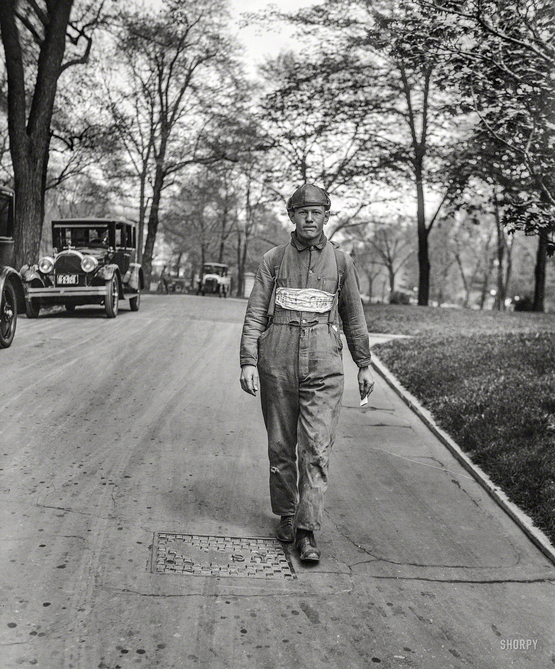 April 26, 1924. "Walking from San Francisco to New York for his health, W.E. Campbell stops at the White House. He left California Oct. 23, 1923." Harris & Ewing Collection glass negative. View full size.