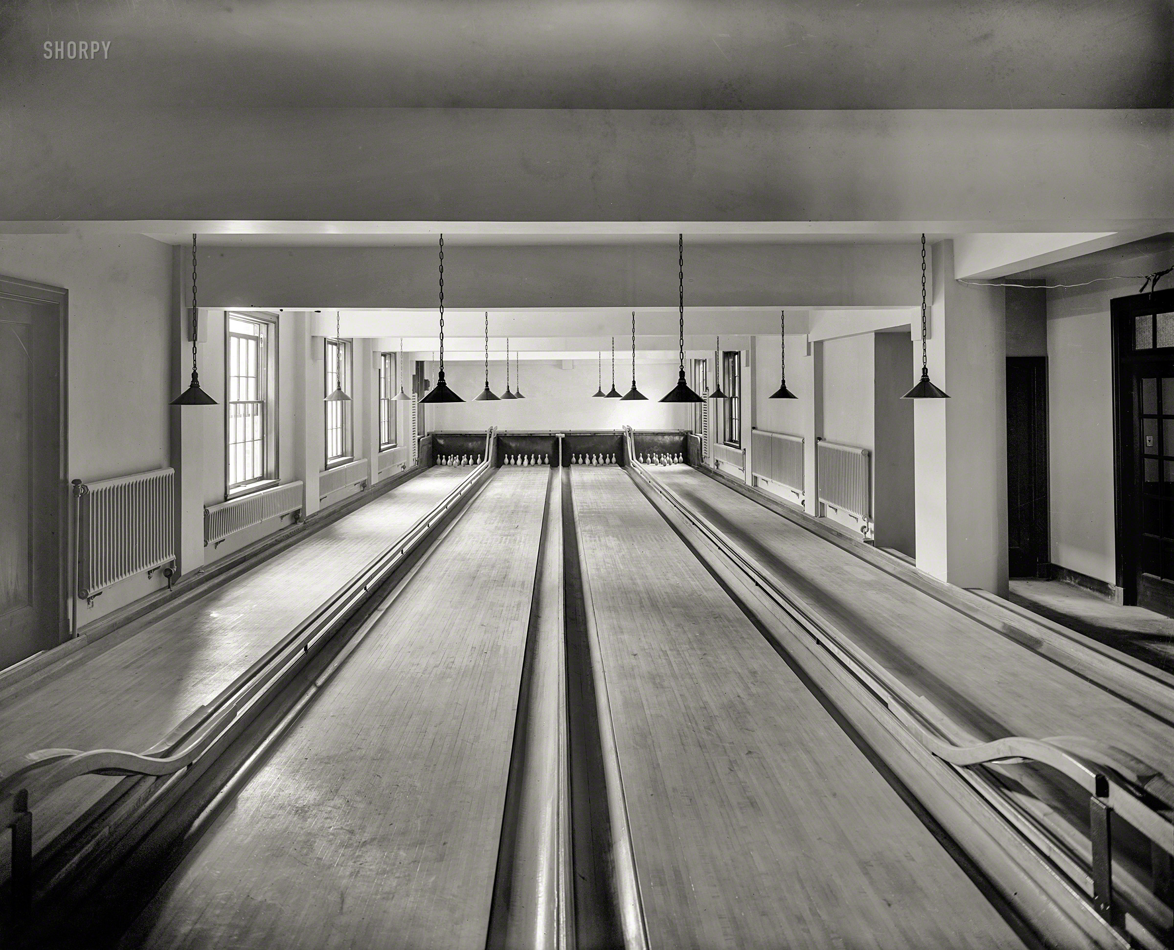 Washington, D.C., circa 1926. "Jewish Community Center bowling alley." National Photo Company Collection glass negative. View full size.