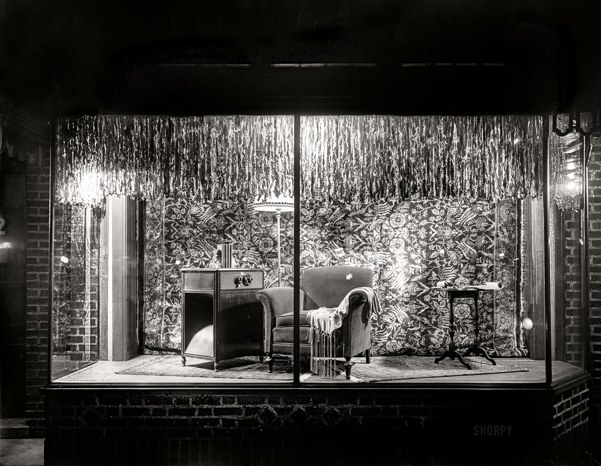 Washington, D.C., circa 1926. "Thos. R. Shipp Co. -- Atwater Kent window display at Little & Company, 13th & I Streets N.W." More specifically, the Atwater Kent Model 30 radio. National Photo Company glass negative. View full size.