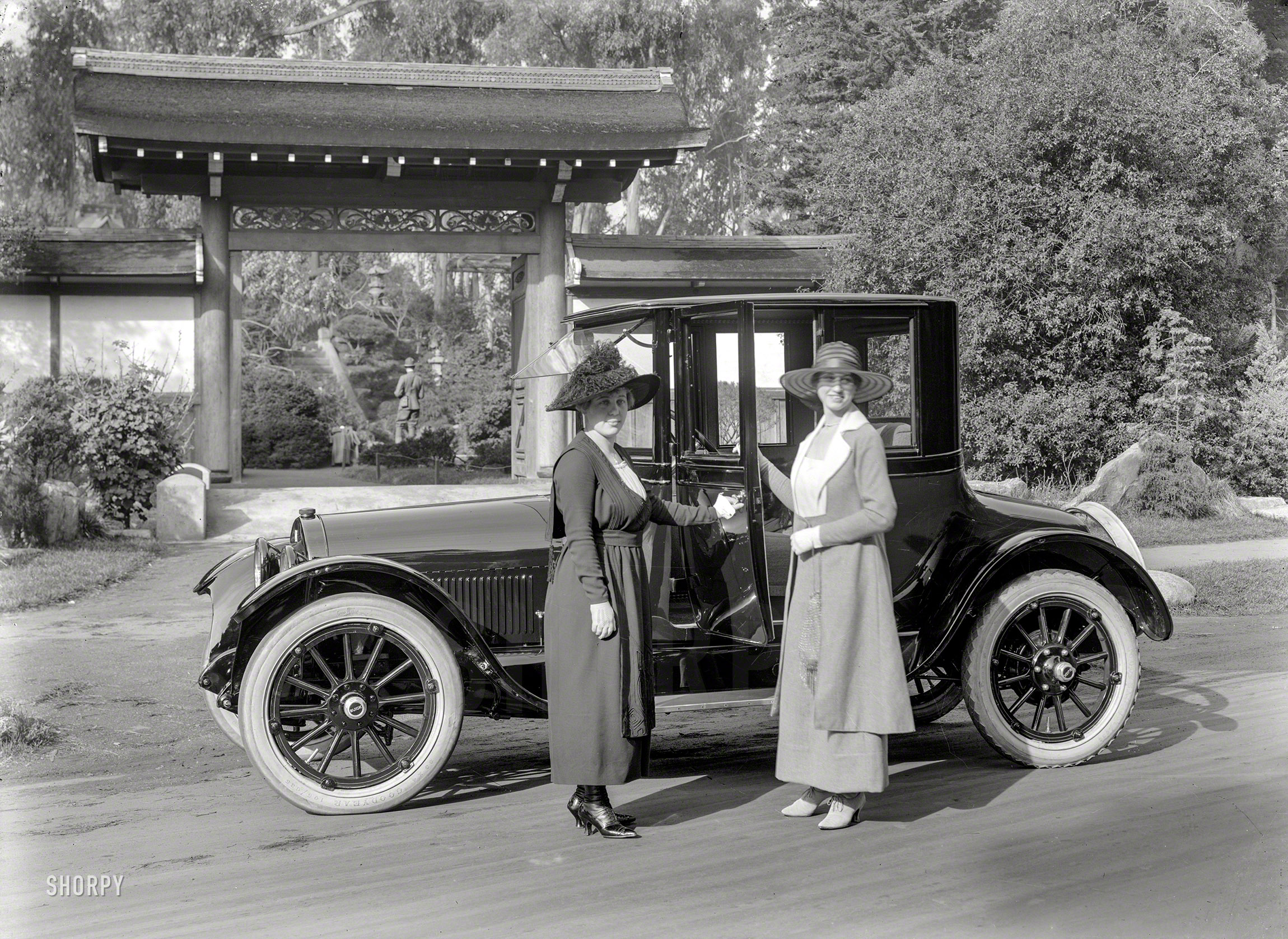 San Francisco, 1918. "Buick at Japanese Tea Garden, Golden Gate Park." The styling: Early Perpendicular. Glass negative by Christopher Helin. View full size.
