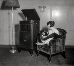 January 3, 1924. New York. "_________&nbsp; listening to records." If you recognize yourself here, speak up. 5x7 glass negative, Bain News Service. View full size.