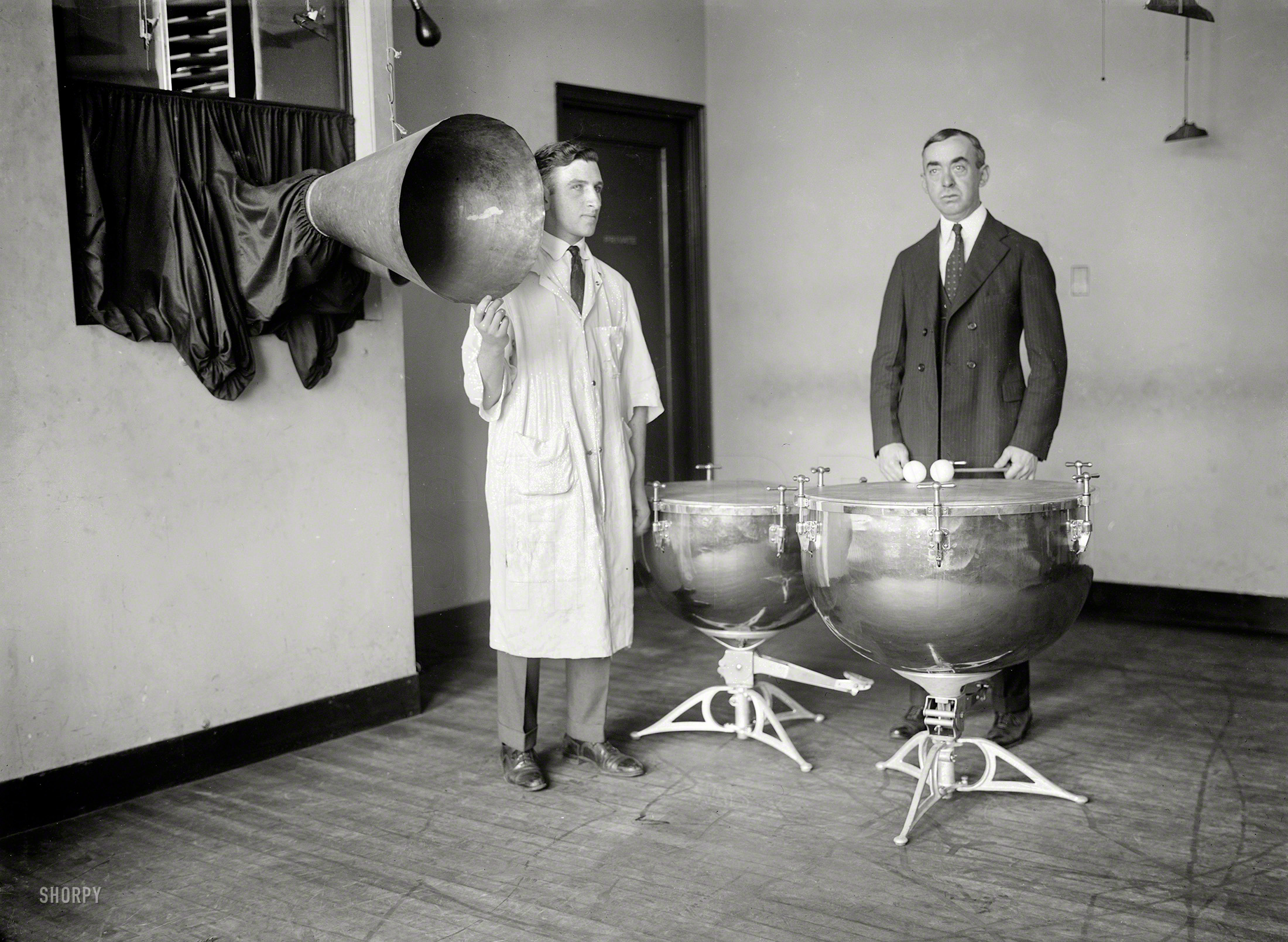 October 1922. New York. "Kopp" is all it says on this glass negative depicting a pair of kettledrums next to what might be a speaker horn or a mega-microphone. Bain News Service. View full size.