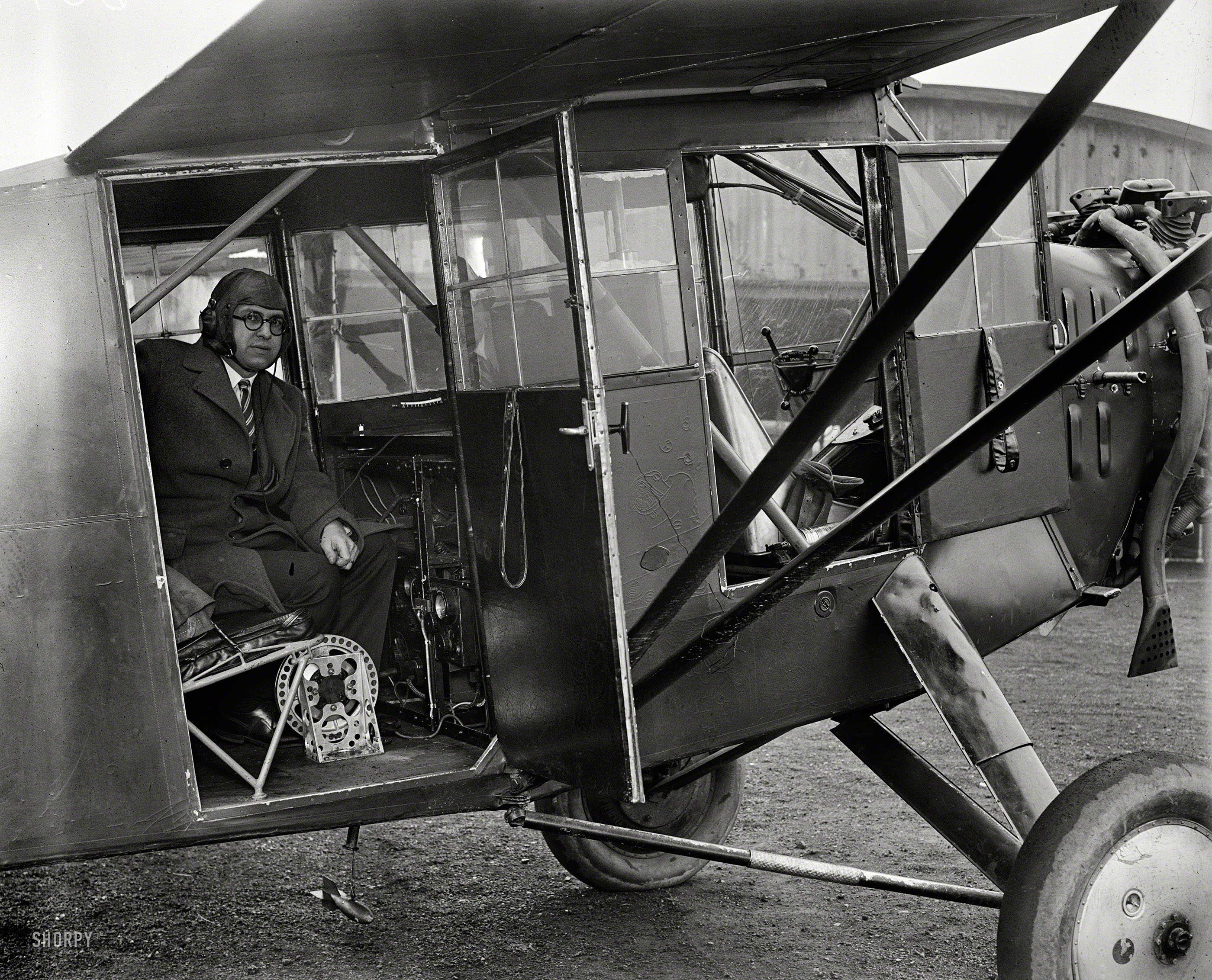 1929. Washington, D.C., or vicinity. "NO CAPTION [Man in airplane]." Next-door neighbor to this image in the Harris & Ewing negative series. View full size.