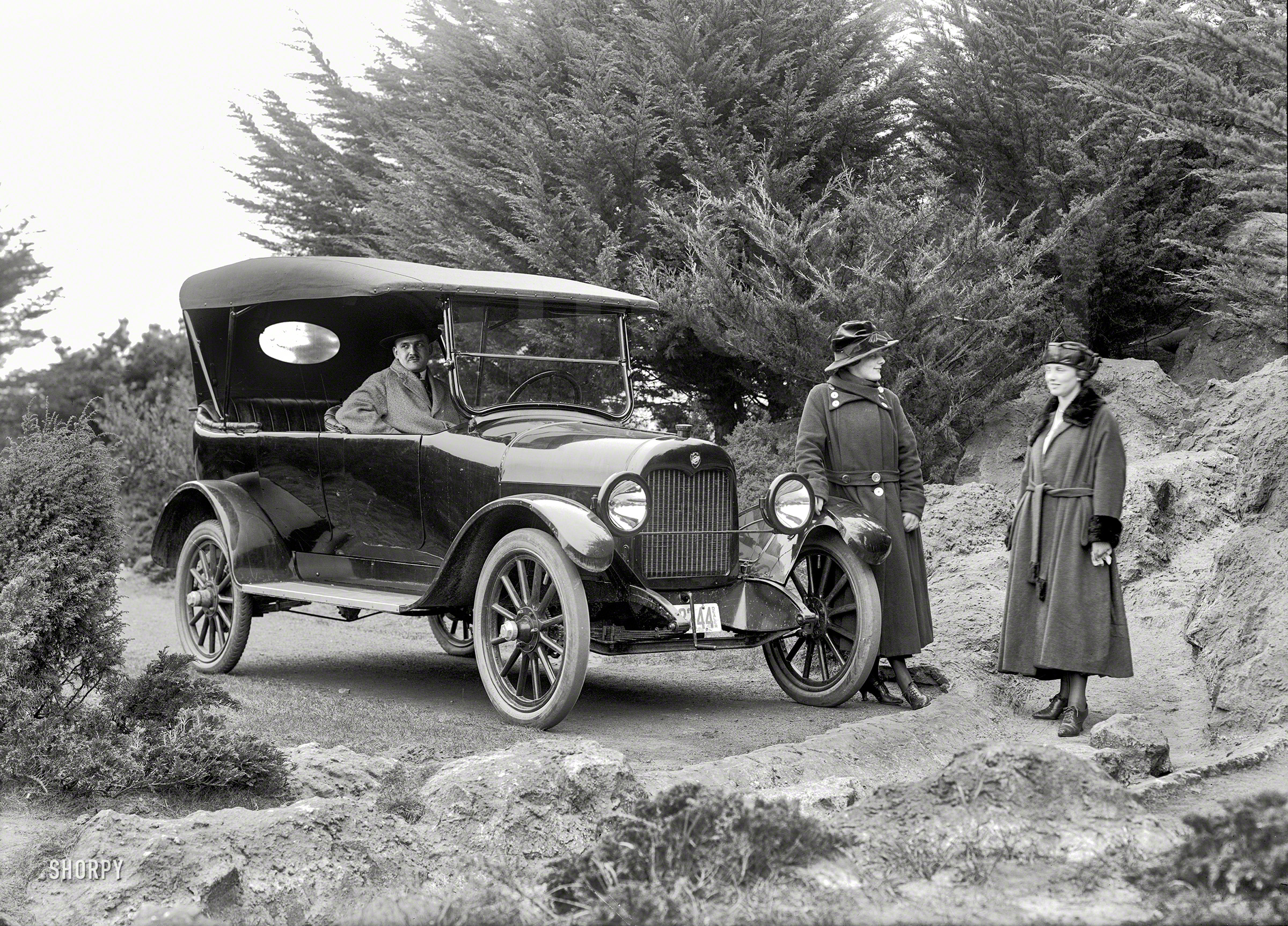 &nbsp; &nbsp; &nbsp; &nbsp; "Goodness, Isobel -- we seem to be out of gas!"
San Francisco circa 1919. "Maxwell touring car." Transporting its tourists on what looks to be a chilly day. 5x7 glass negative by Christopher Helin. View full size.