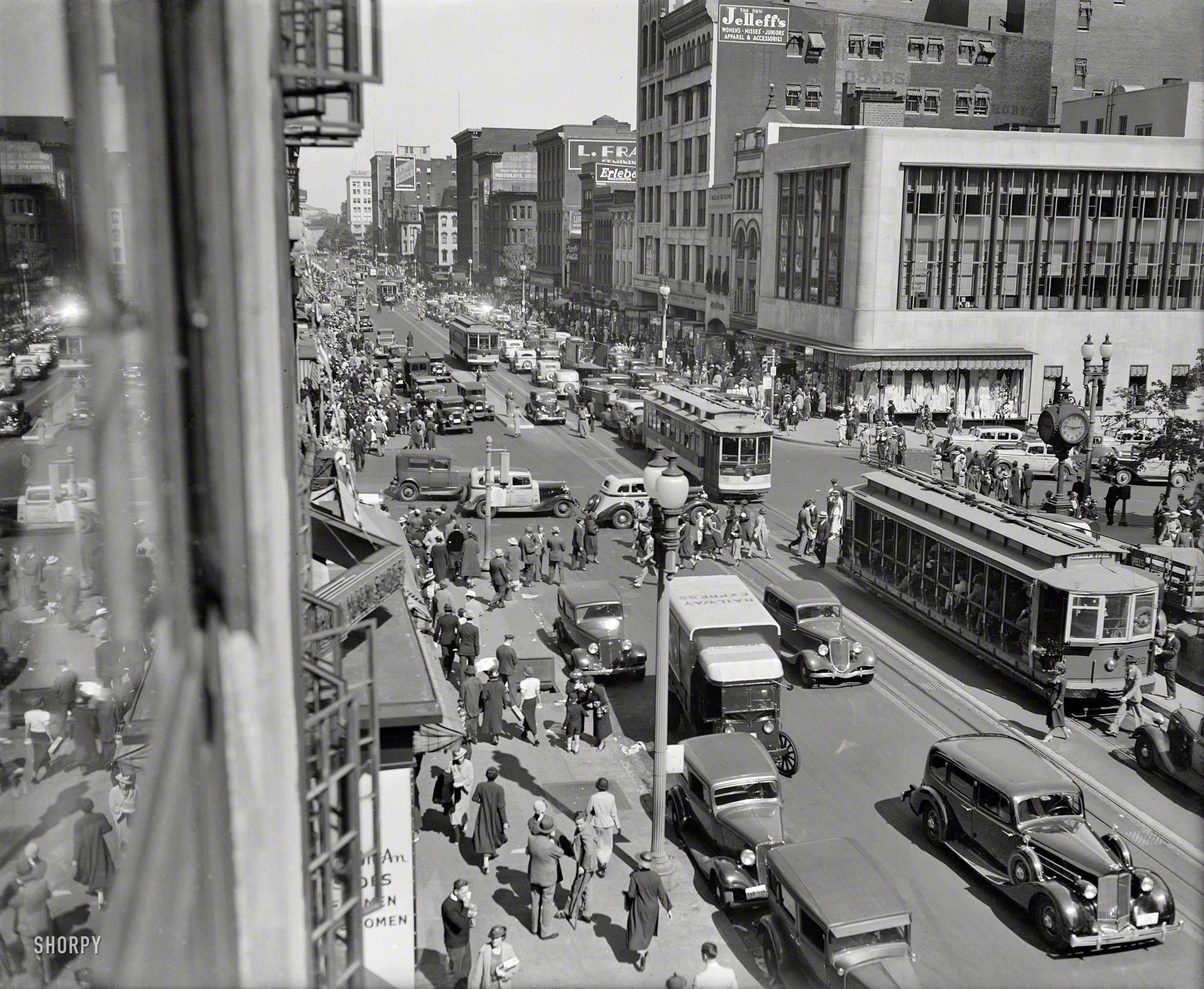 1935. "F Street, Washington, D.C." The view from the Harris & Ewing photographic studio at exactly 2:47. 4x5 inch glass negative. View full size.