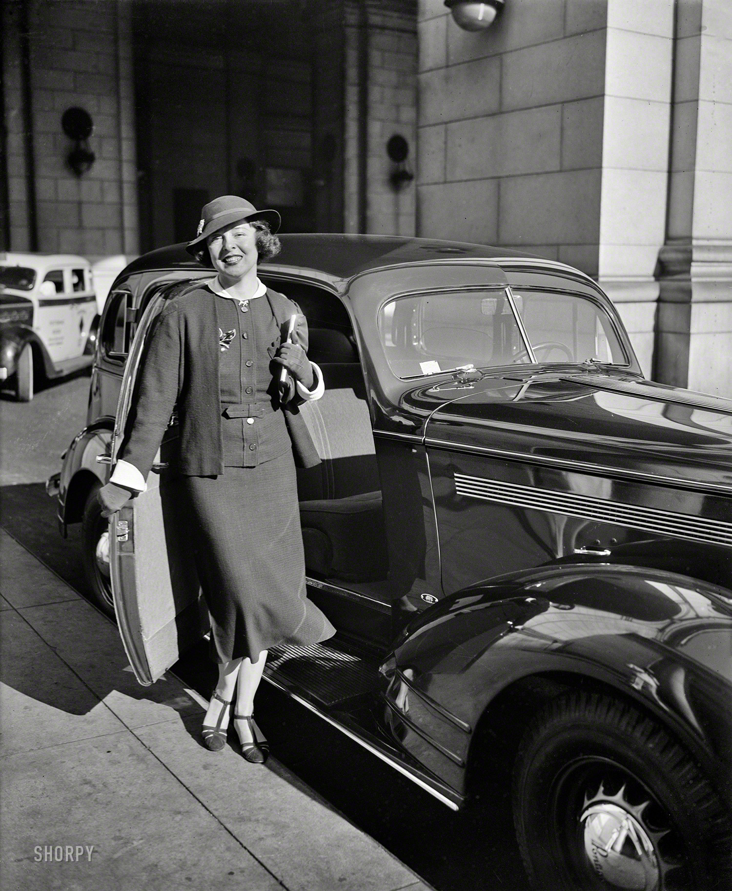 Washington, D.C., 1935. "NO CAPTION." Yet another nameless notable whose fame did not outlast her photo, and a reminder that, after we take that big black train from Union Station, 99.9 percent of us will eventually be completely and utterly forgotten. Harris & Ewing glass negative. View full size.