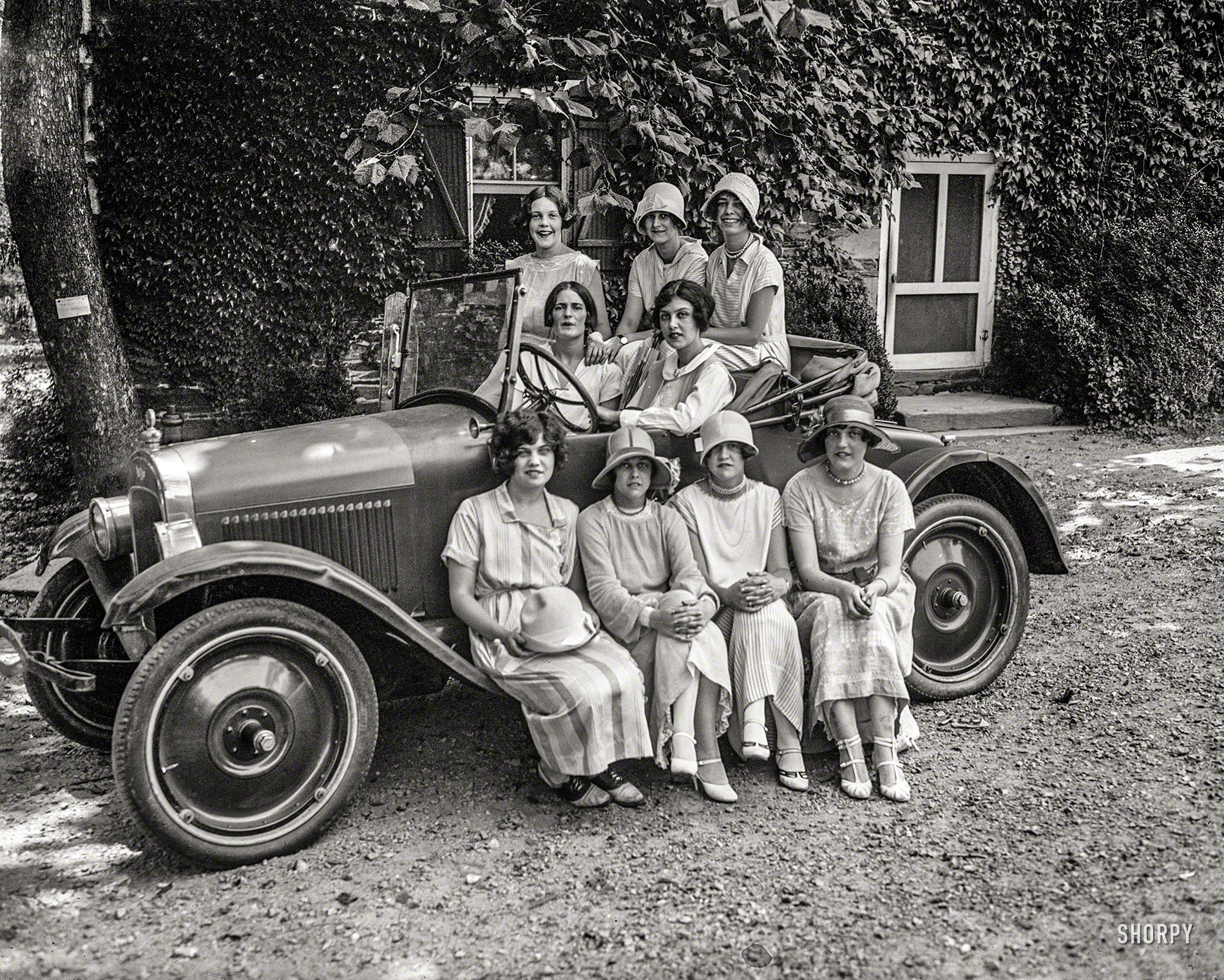 Washington, D.C. "Rock Creek Park scenes -- young women in automobile." Vine- covered cottage with a girl-covered coupe. Harris & Ewing photo. View full size.