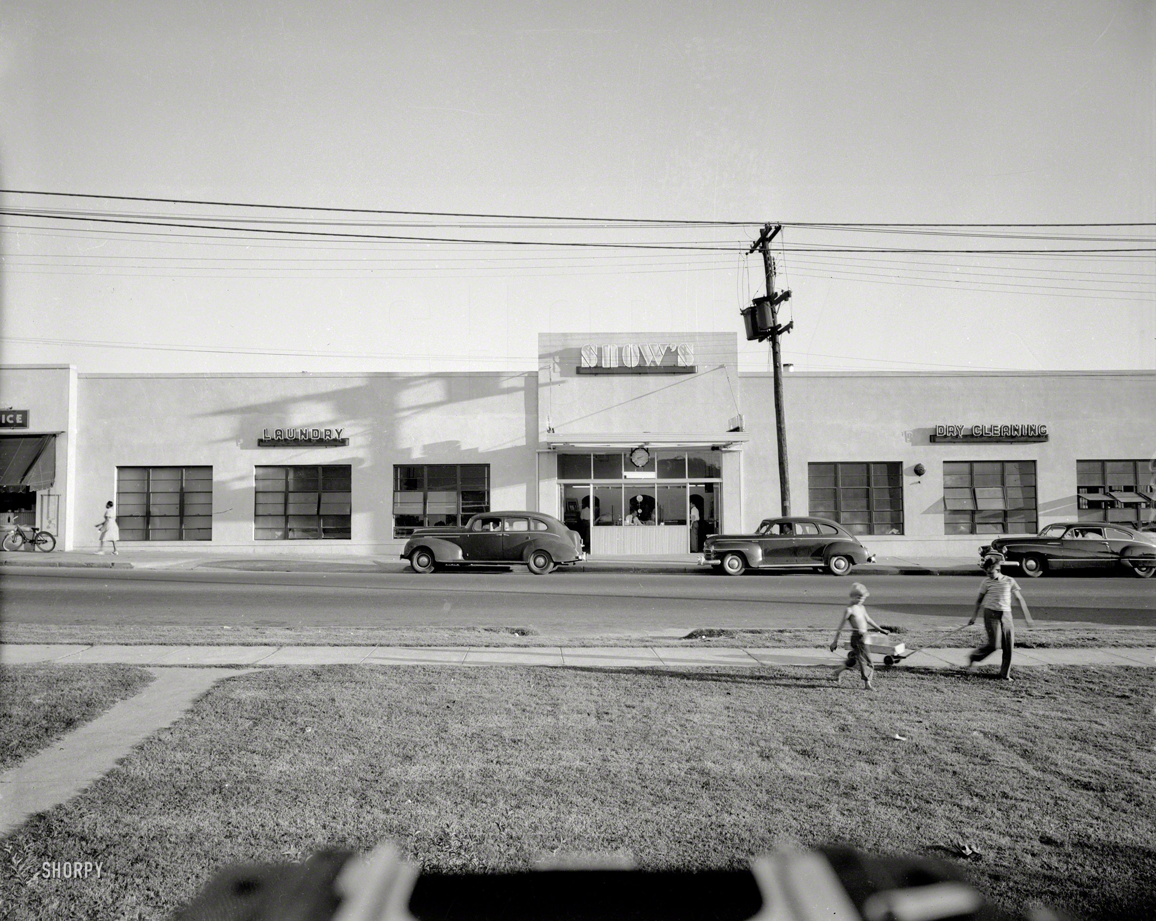 Columbus, Georgia, circa 1953. "Snow's Laundry." With plenty of free parking for your car, bike or wagon. 4x5 negative from the News Archive. View full size.
