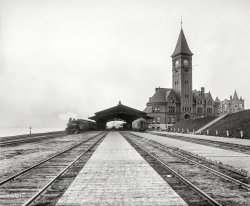 Milwaukee circa 1899. "Chicago & North Western Railway Station." Romanesque Revival structure on Lake Michigan completed in 1890; demolished 1968. 8x10 inch dry plate glass negative, Detroit Photographic Company. View full size.
