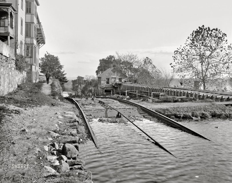 Boonton, New Jersey, circa 1900. "Top of plane, Morris and Essex Canal." 8x10 inch dry plate glass negative, Detroit Photographic Company. View full size.
