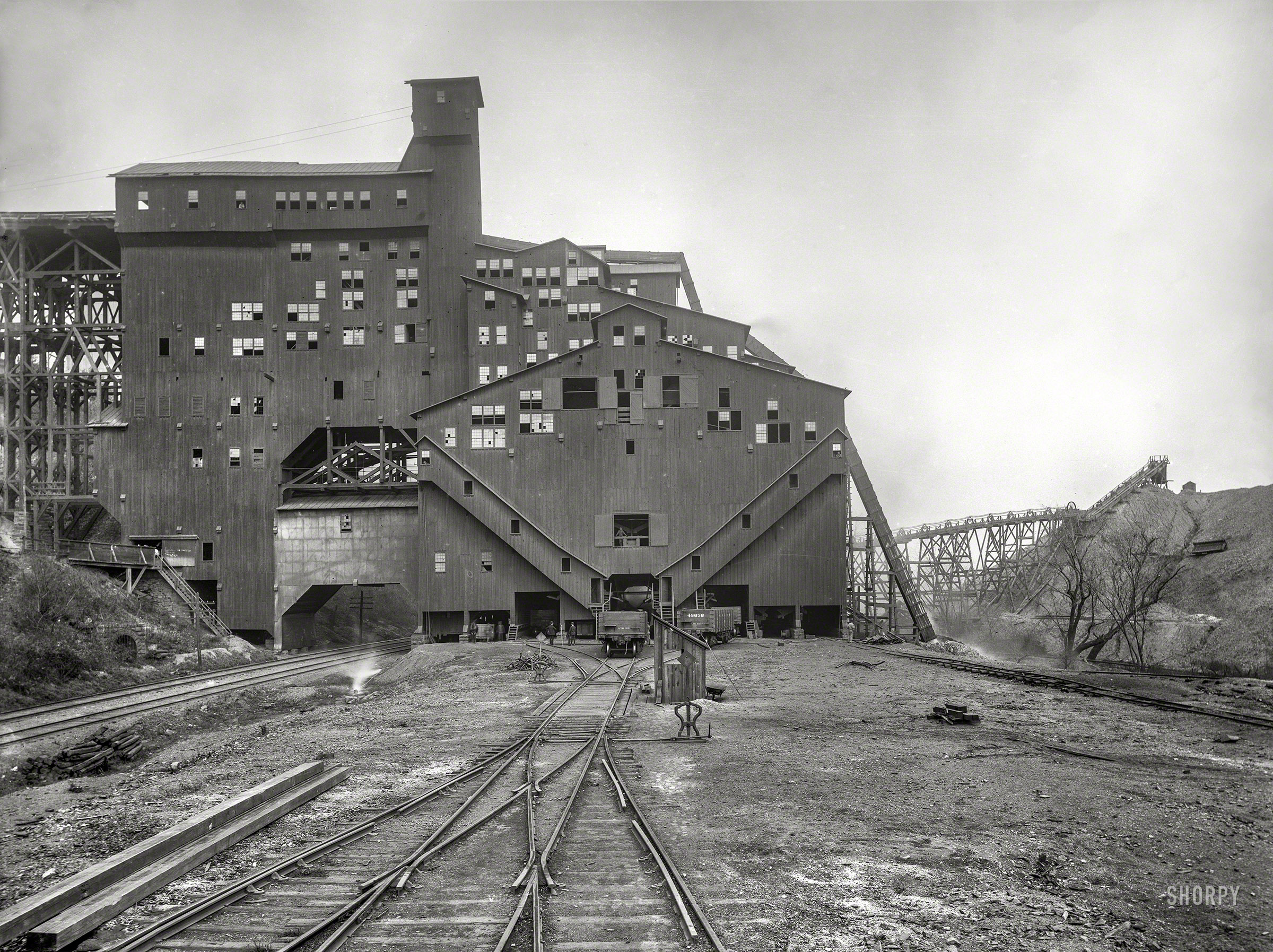 1900. "Woodward coal breaker, Kingston, Pennsylvania." 8x10 inch dry plate glass negative, Detroit Publishing Company. View full size.