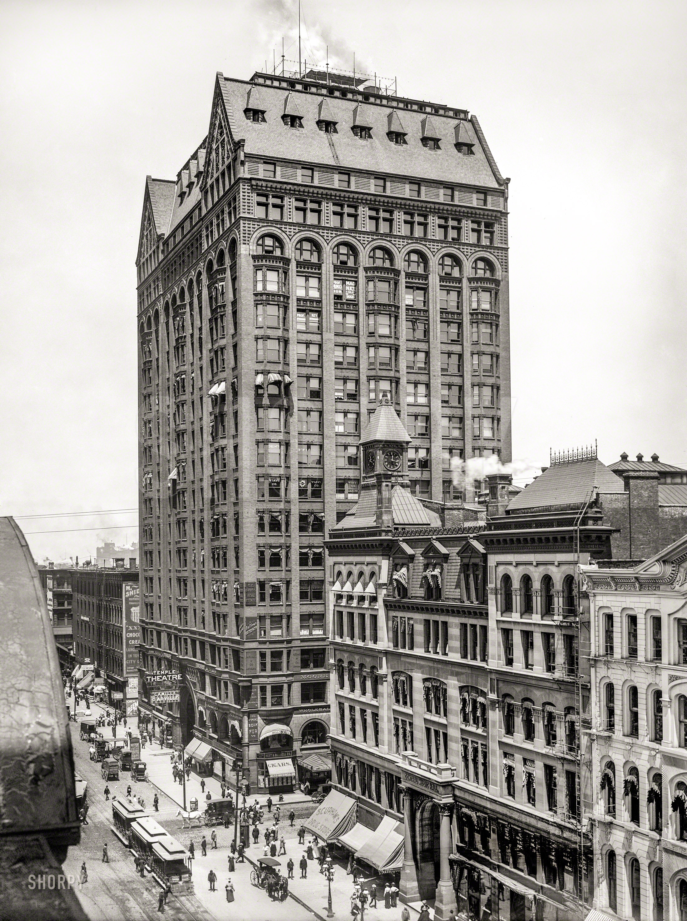 September 11, 1900. "Masonic Temple, State Street, Chicago -- Temple Theatre and Central Music Hall." Completed 1892; demolished 1939. Shortly after this photo was taken, Central Music Hall met the wrecking ball to make way for the Marshall Field department store. 8x10 glass negative. View full size.