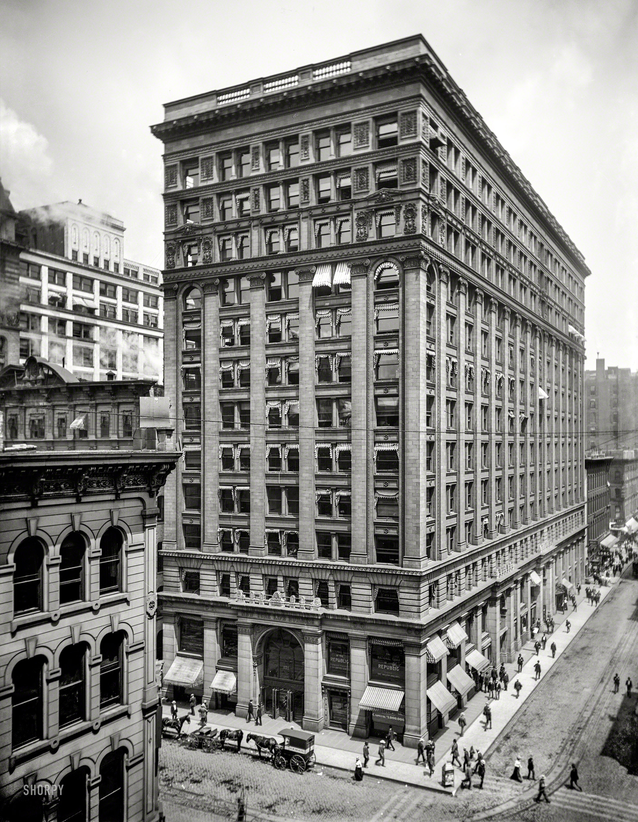 September 11, 1900. "New York Life building, Chicago." The building, at LaSalle and Monroe streets, was completed in 1894, with major additions in 1898 and 1903. 8x10 inch glass negative, Detroit Publishing Company. View full size.