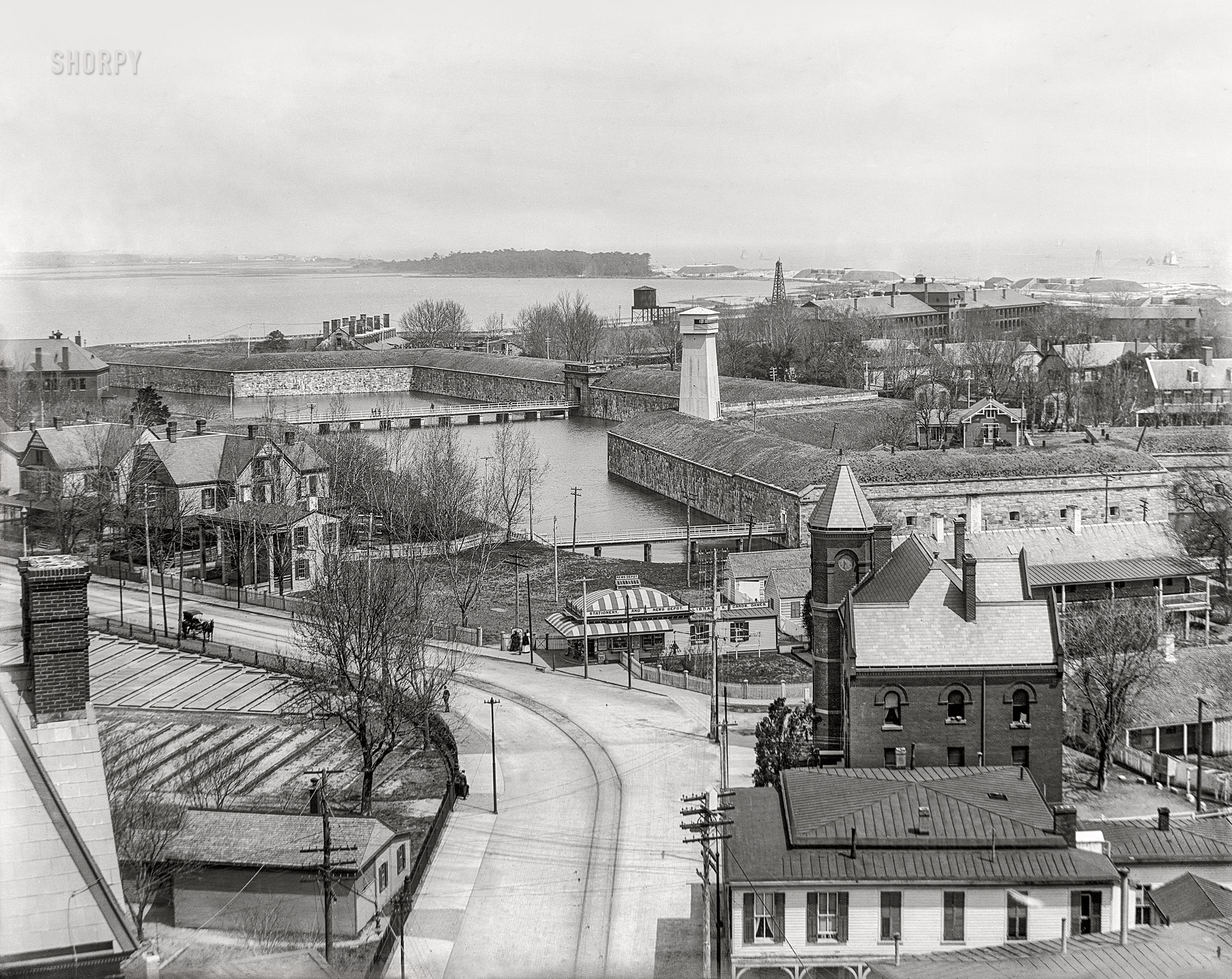 1902. "Fort Monroe, Old Point Comfort, Virginia." Home to the gaudily attired News Depot. 8x10 inch dry plate glass negative, Detroit Photographic Company. View full size.