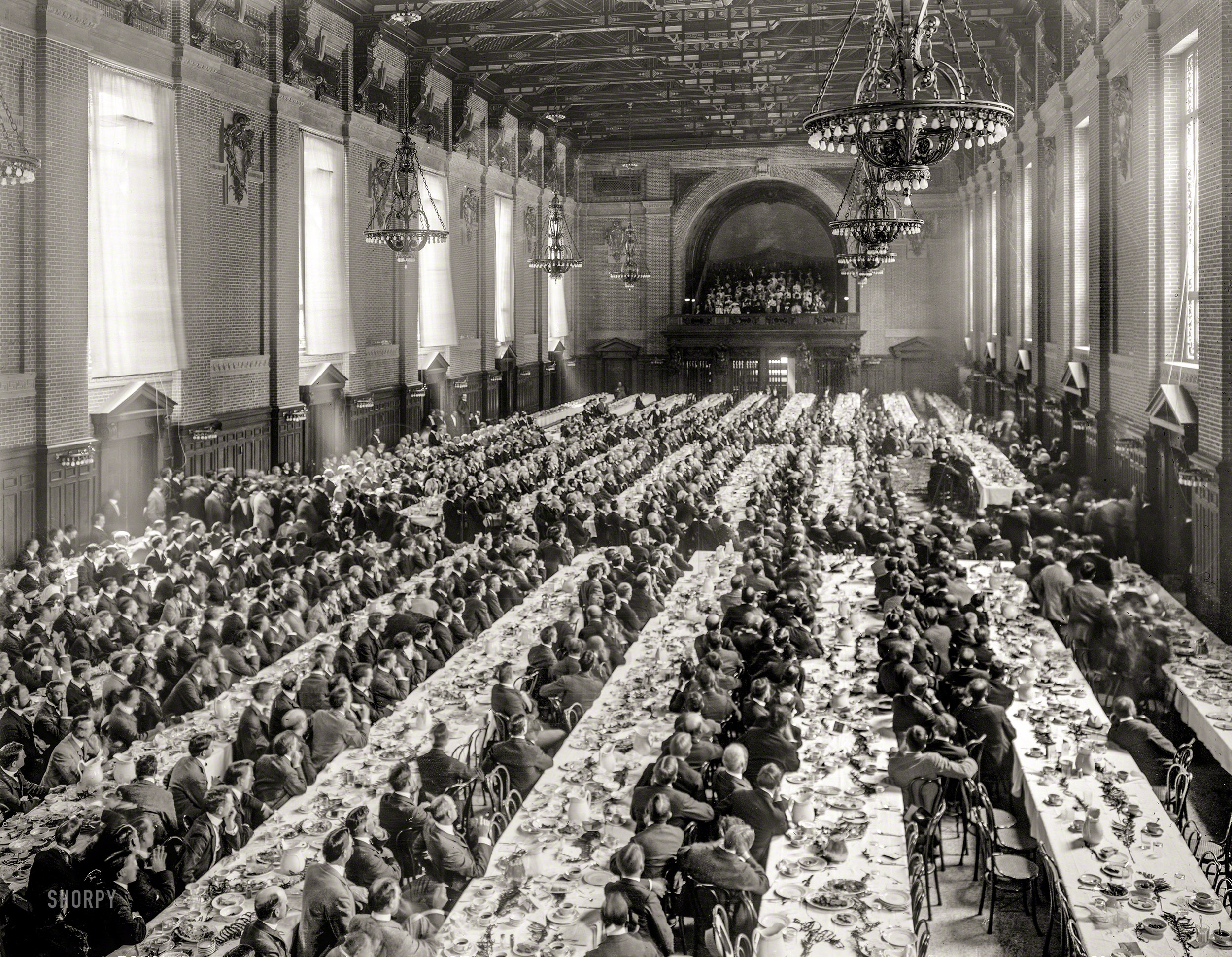 New Haven, Conn., circa 1902. "Banquet in Alumni Hall (University Commons), Yale College." Ladies will please retire to the balcony. View full size.
